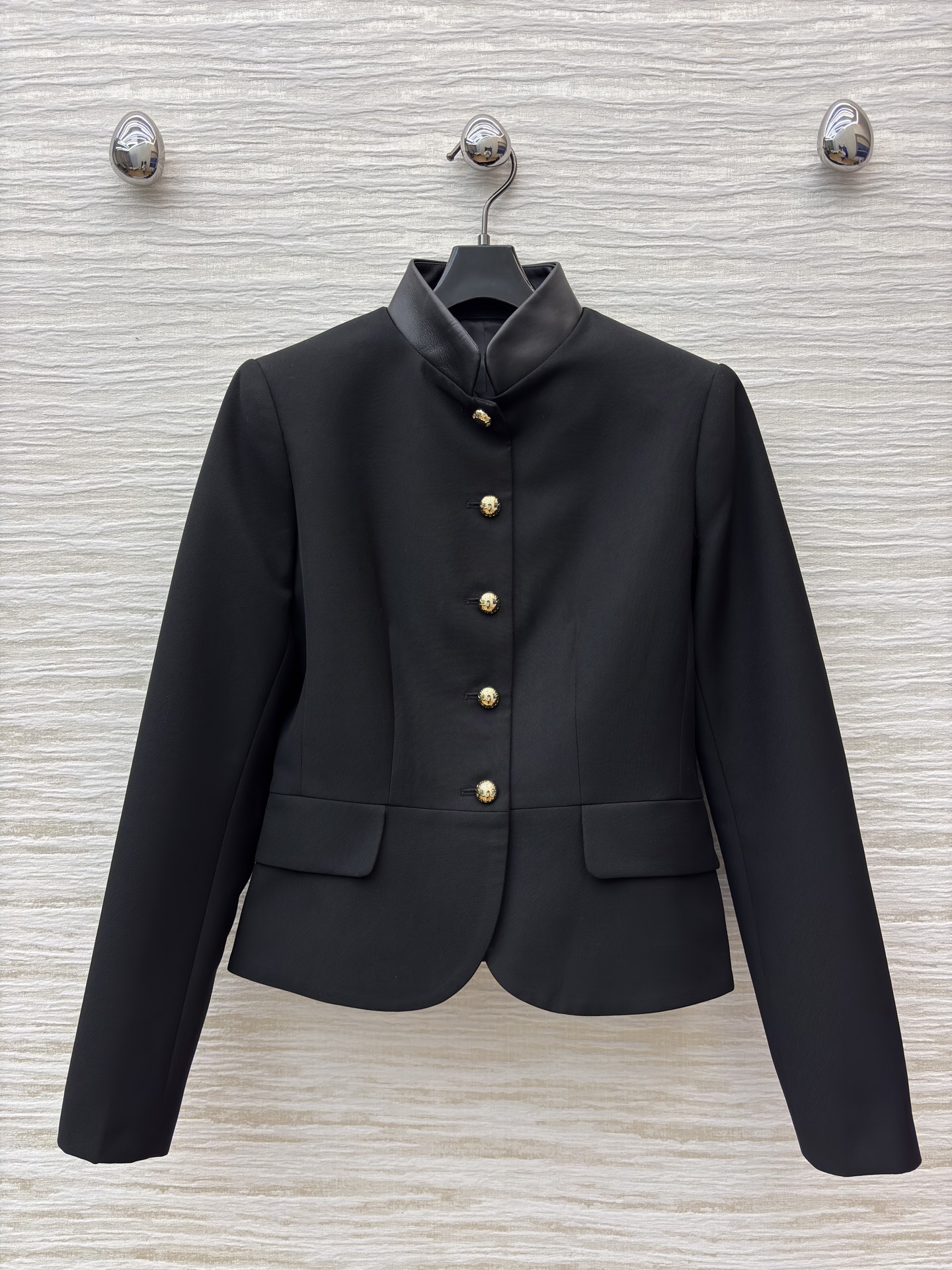 L家立领短款外套搭配阔腿裤 把质感与气场稳稳拿捏 黑色阔腿裤垂坠感满分 宽松版型藏肉又显腿长 同系列短款