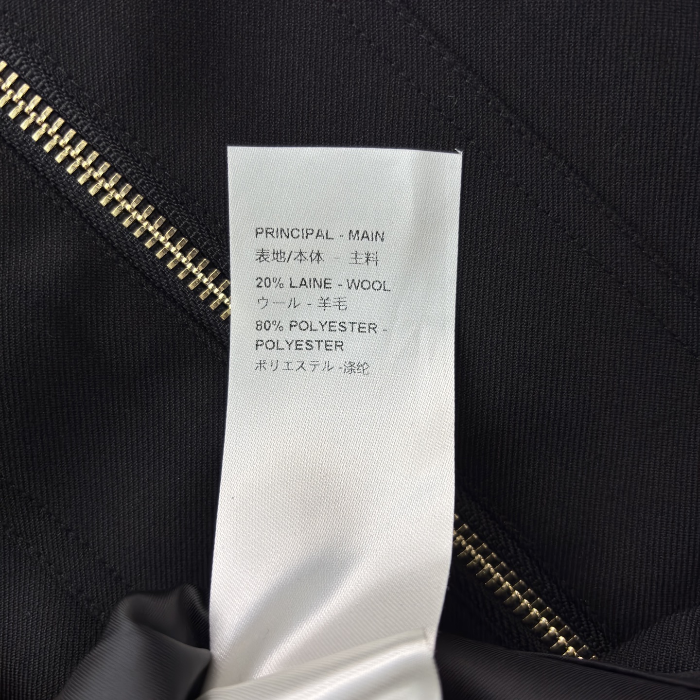 L家金色双排扣马甲搭配百褶裙 百褶裙版型挺括不软塌 走动间灵动又藏肉 同系列马甲的金色双排扣自带复古贵气