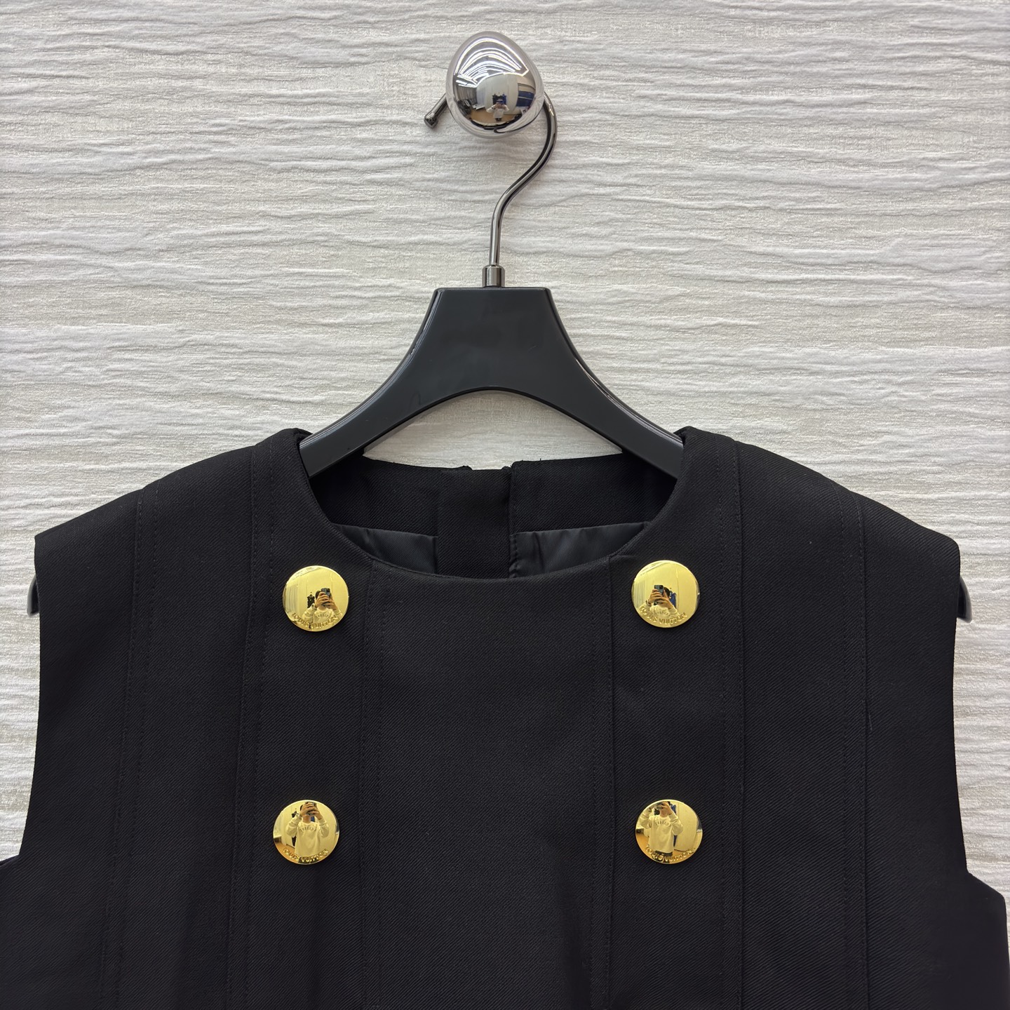 L家金色双排扣马甲搭配百褶裙 百褶裙版型挺括不软塌 走动间灵动又藏肉 同系列马甲的金色双排扣自带复古贵气