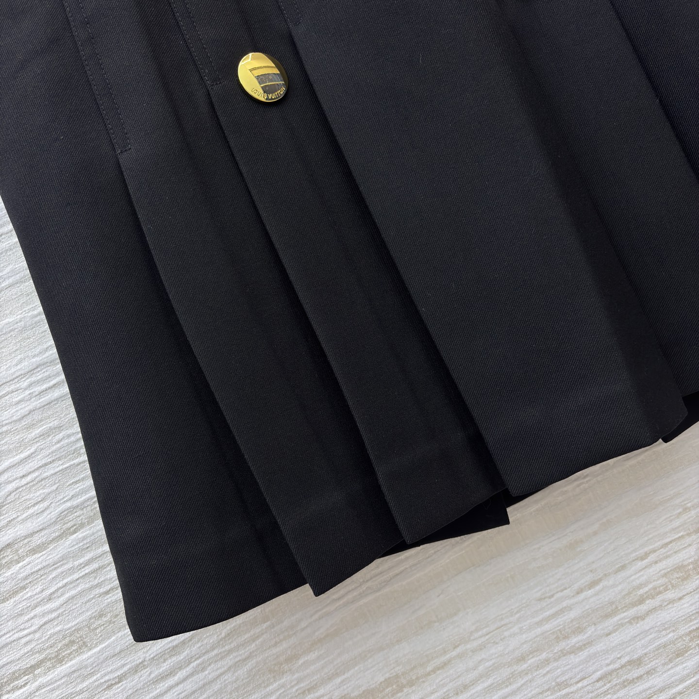 L家金色双排扣马甲搭配百褶裙 百褶裙版型挺括不软塌 走动间灵动又藏肉 同系列马甲的金色双排扣自带复古贵气