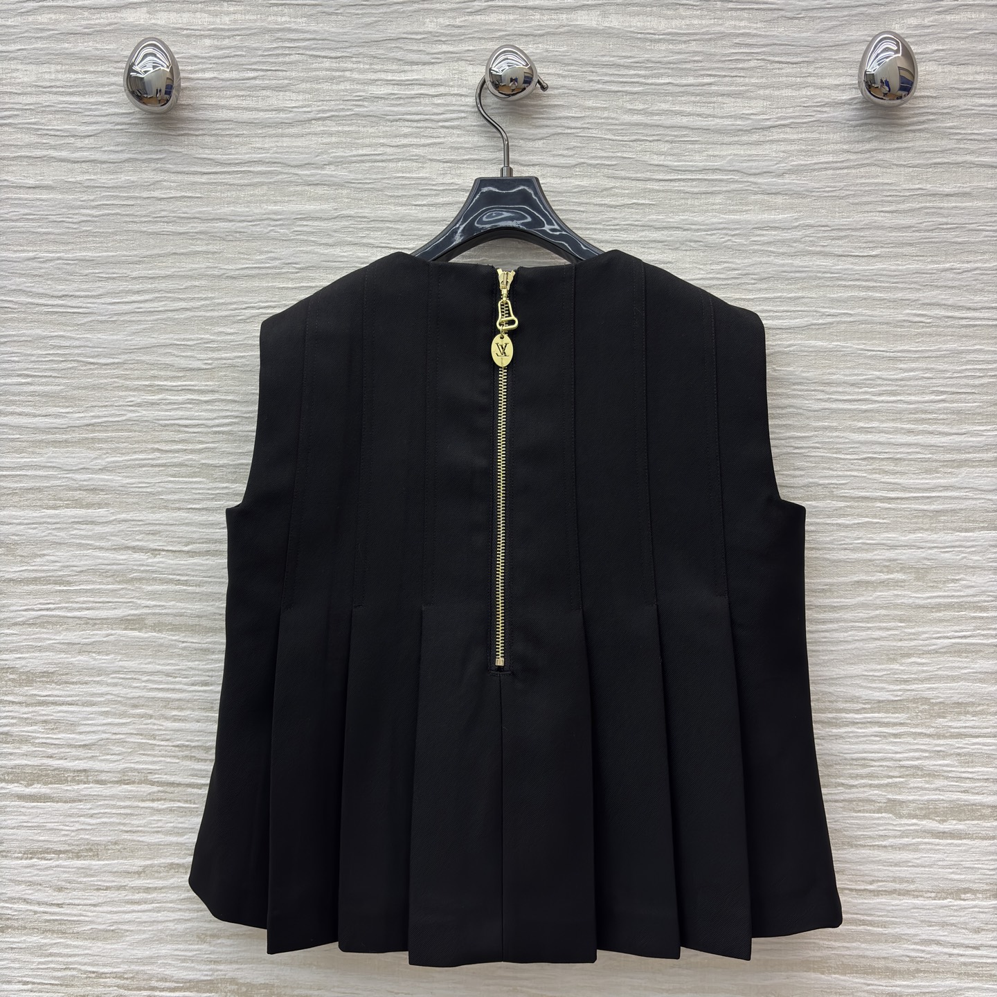 L家金色双排扣马甲搭配百褶裙 百褶裙版型挺括不软塌 走动间灵动又藏肉 同系列马甲的金色双排扣自带复古贵气