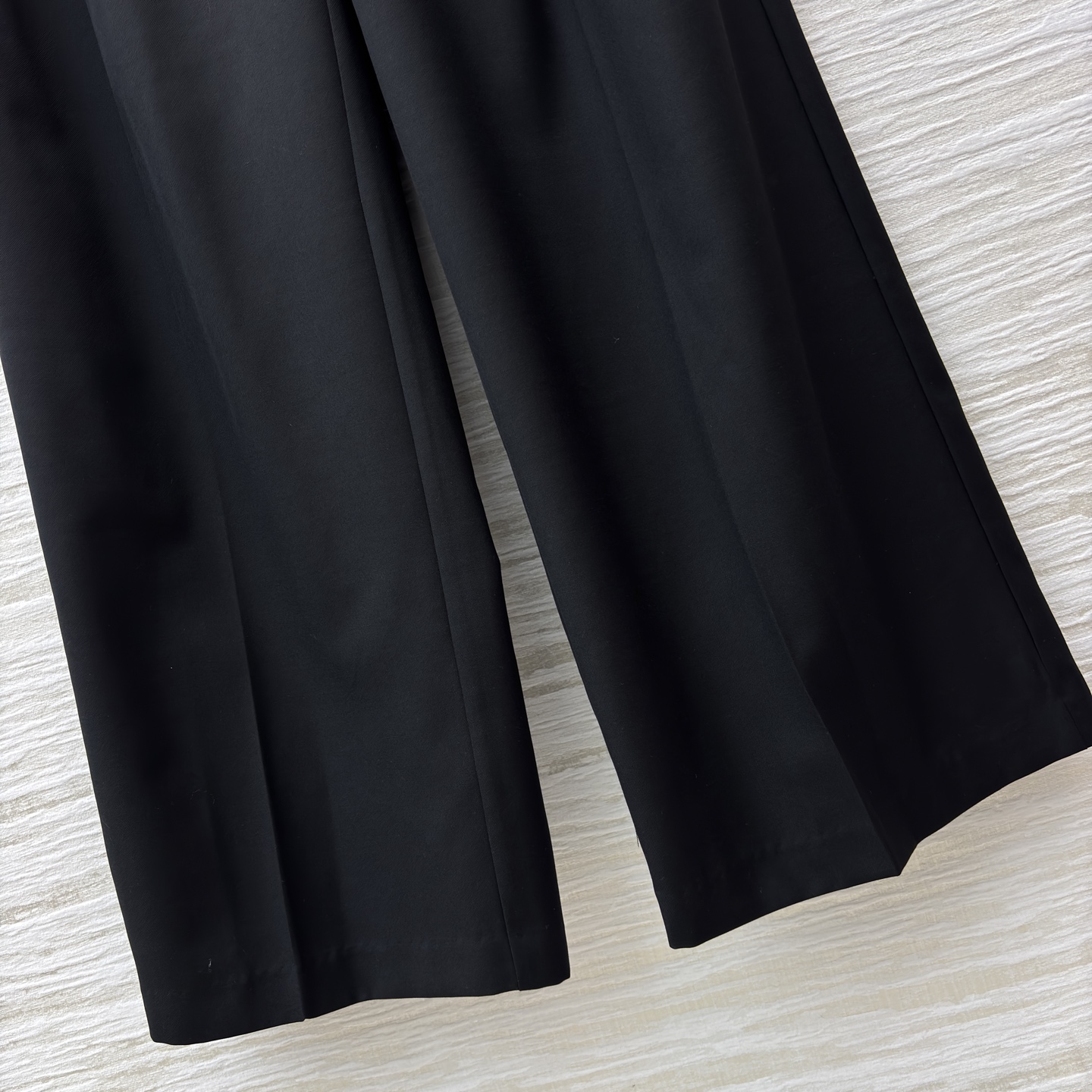 L家立领短款外套搭配阔腿裤 把质感与气场稳稳拿捏 黑色阔腿裤垂坠感满分 宽松版型藏肉又显腿长 同系列短款