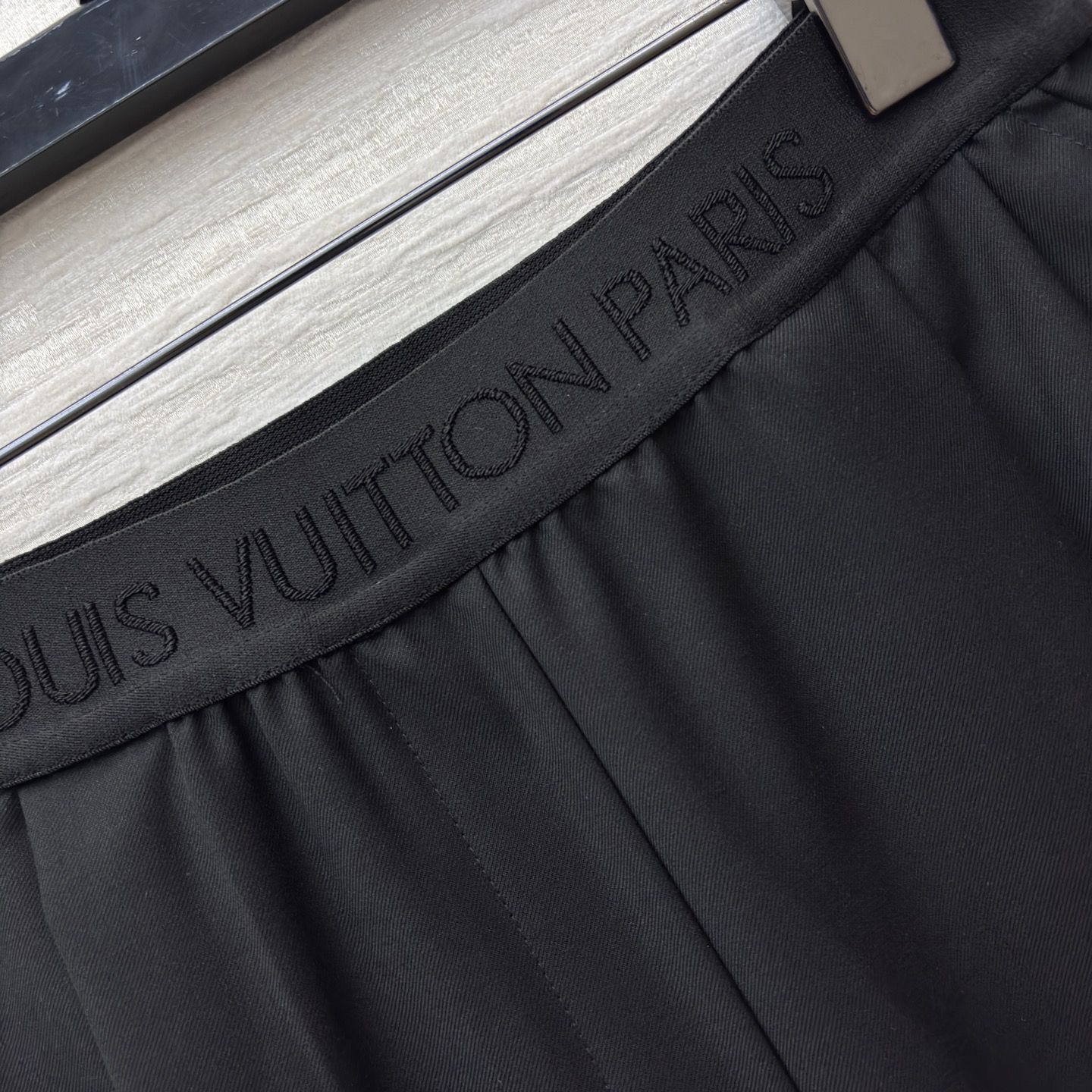 L家立领短款外套搭配阔腿裤 把质感与气场稳稳拿捏 黑色阔腿裤垂坠感满分 宽松版型藏肉又显腿长 同系列短款