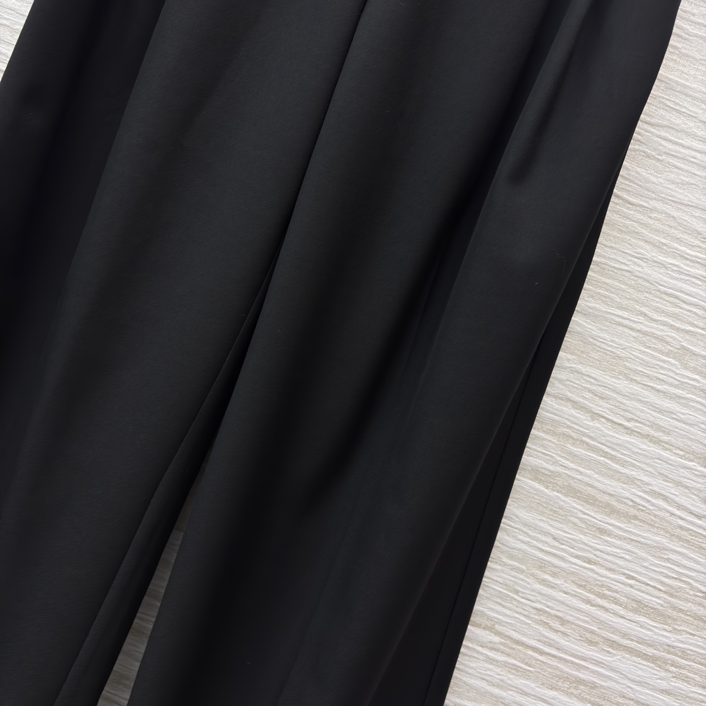 L家立领短款外套搭配阔腿裤 把质感与气场稳稳拿捏 黑色阔腿裤垂坠感满分 宽松版型藏肉又显腿长 同系列短款