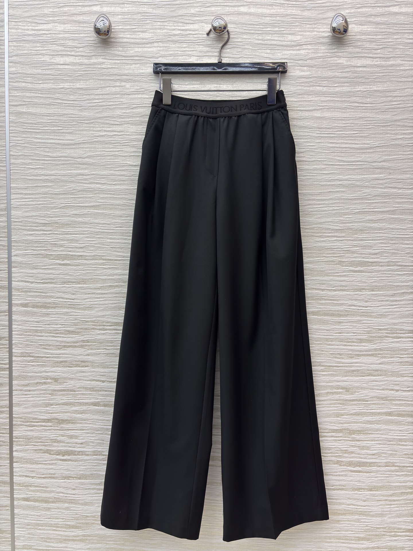 L家立领短款外套搭配阔腿裤 把质感与气场稳稳拿捏 黑色阔腿裤垂坠感满分 宽松版型藏肉又显腿长 同系列短款