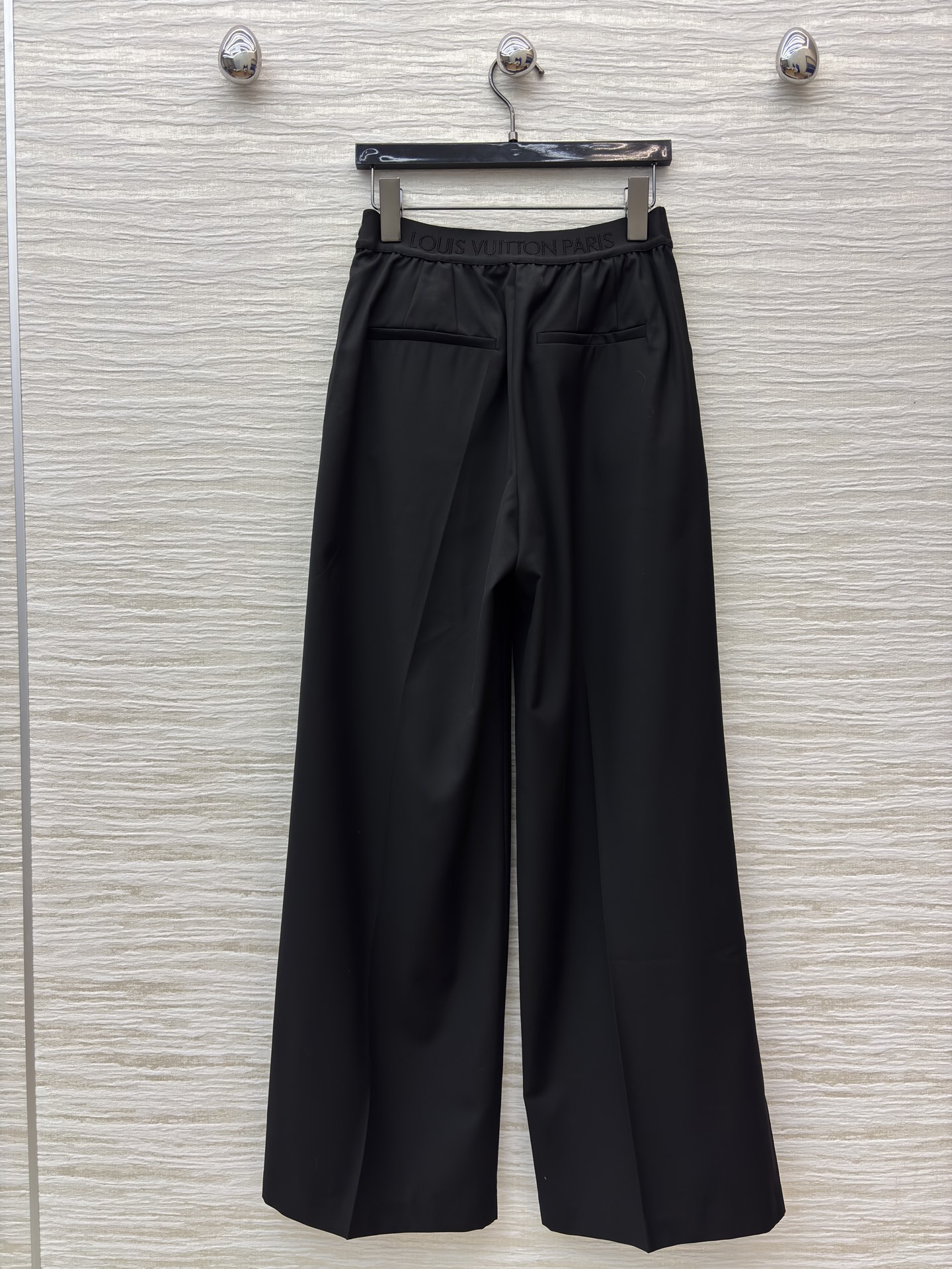 L家立领短款外套搭配阔腿裤 把质感与气场稳稳拿捏 黑色阔腿裤垂坠感满分 宽松版型藏肉又显腿长 同系列短款