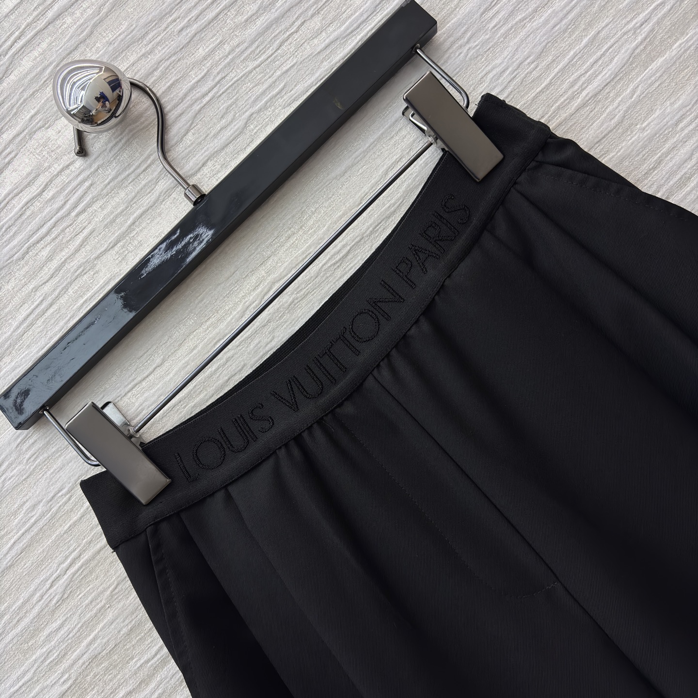 L家立领短款外套搭配阔腿裤 把质感与气场稳稳拿捏 黑色阔腿裤垂坠感满分 宽松版型藏肉又显腿长 同系列短款