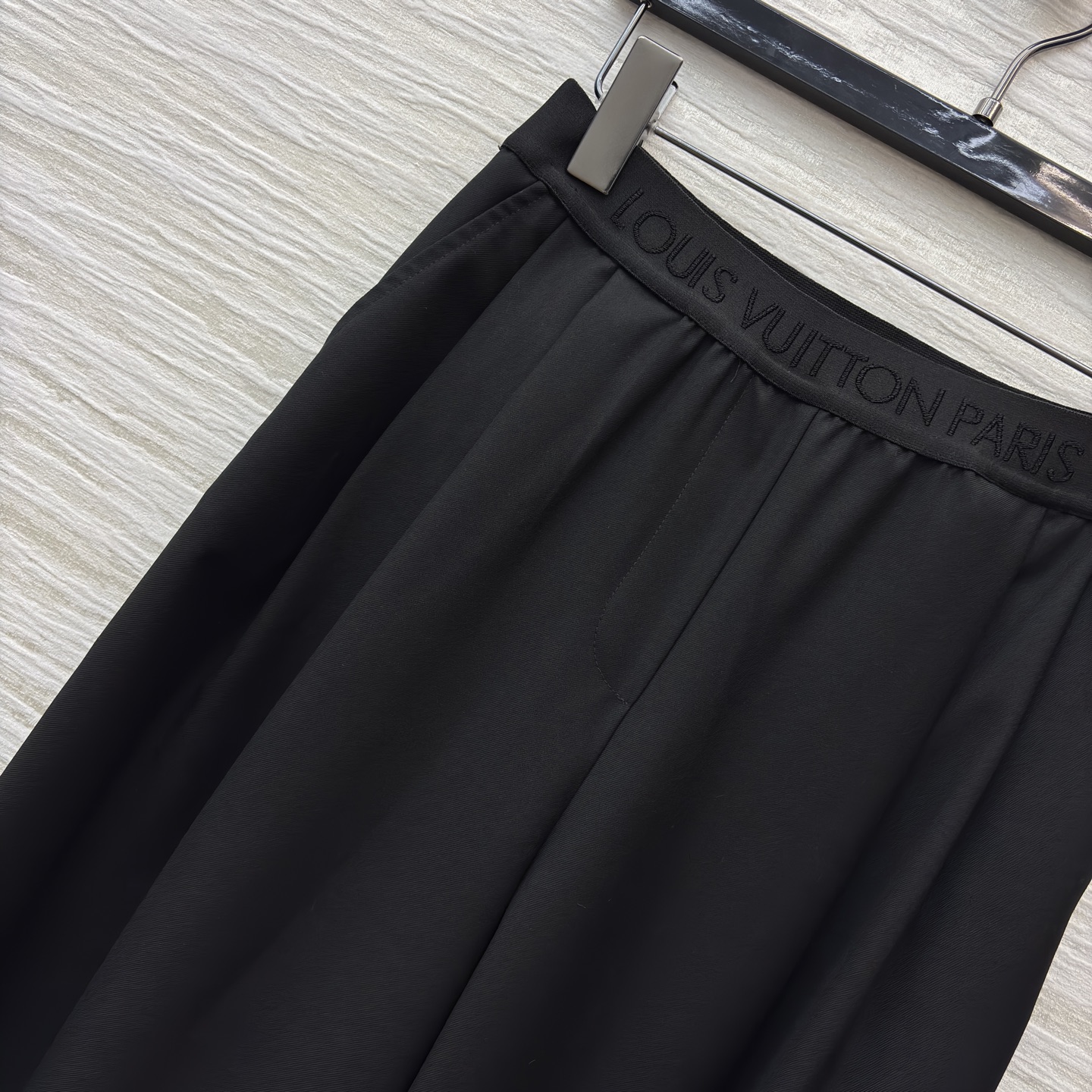 L家立领短款外套搭配阔腿裤 把质感与气场稳稳拿捏 黑色阔腿裤垂坠感满分 宽松版型藏肉又显腿长 同系列短款