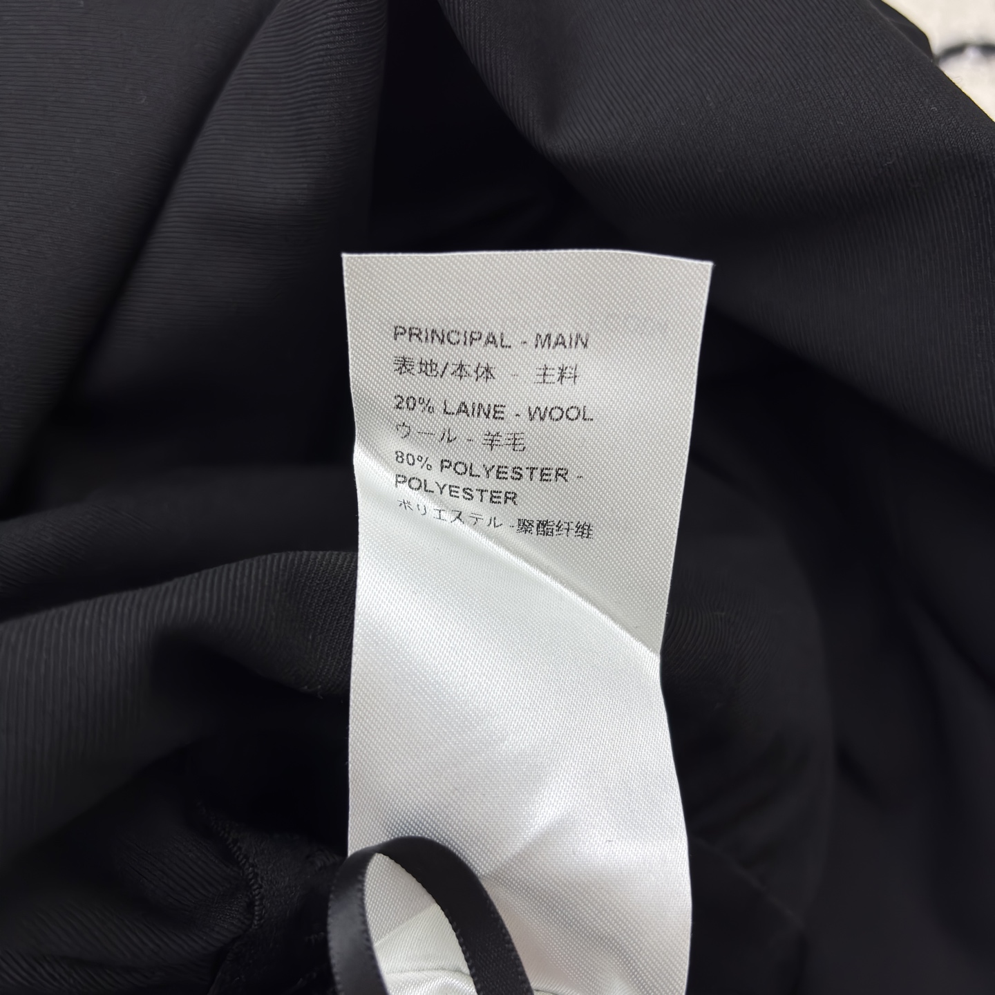 L家立领短款外套搭配阔腿裤 把质感与气场稳稳拿捏 黑色阔腿裤垂坠感满分 宽松版型藏肉又显腿长 同系列短款