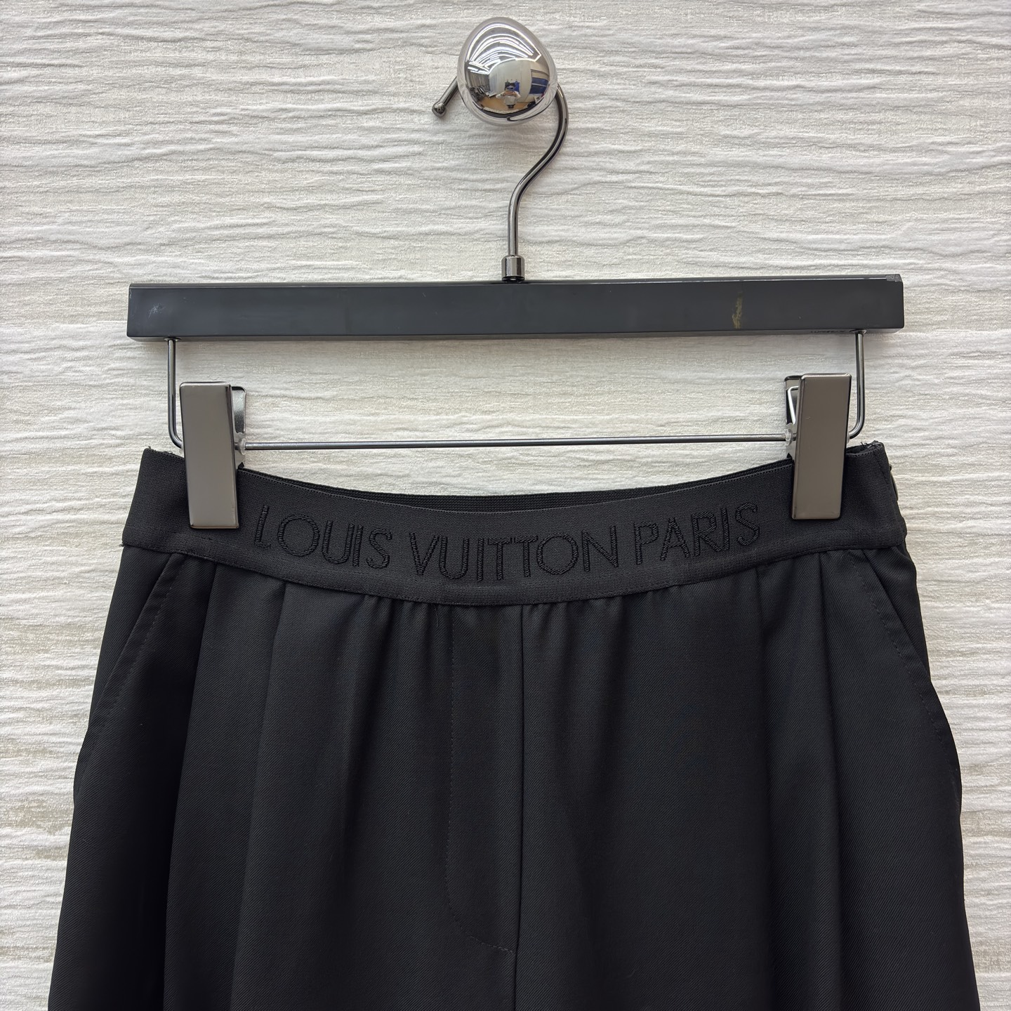 L家立领短款外套搭配阔腿裤 把质感与气场稳稳拿捏 黑色阔腿裤垂坠感满分 宽松版型藏肉又显腿长 同系列短款