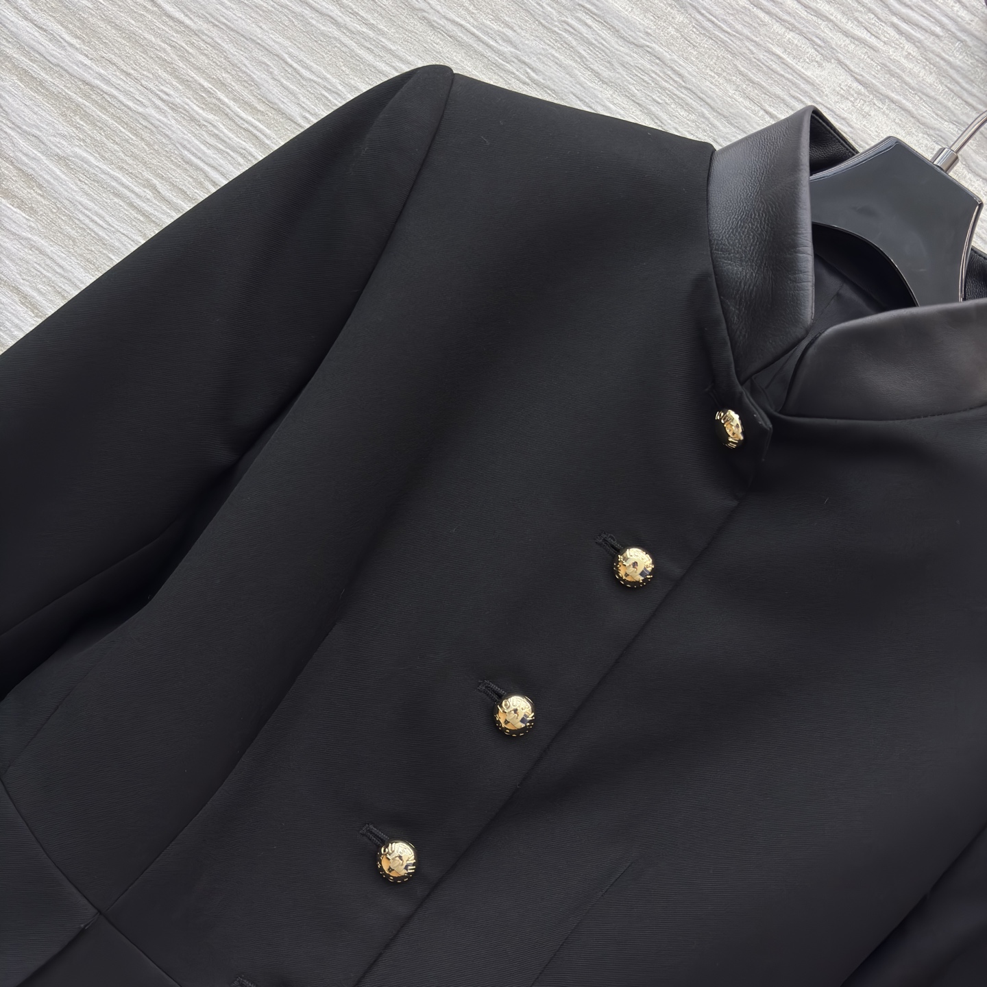 L家立领短款外套搭配阔腿裤 把质感与气场稳稳拿捏 黑色阔腿裤垂坠感满分 宽松版型藏肉又显腿长 同系列短款