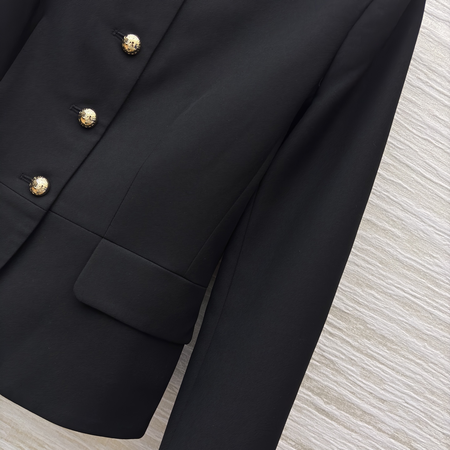 L家立领短款外套搭配阔腿裤 把质感与气场稳稳拿捏 黑色阔腿裤垂坠感满分 宽松版型藏肉又显腿长 同系列短款