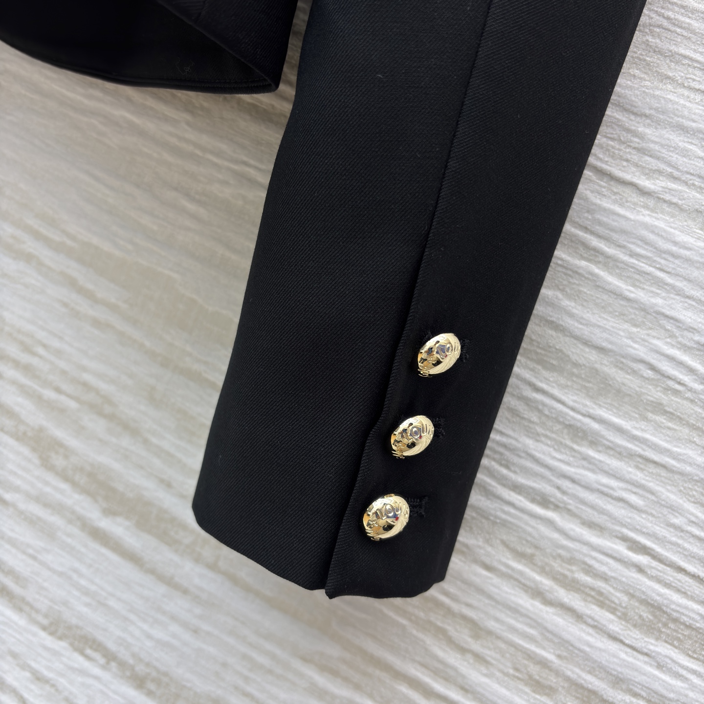 L家立领短款外套搭配阔腿裤 把质感与气场稳稳拿捏 黑色阔腿裤垂坠感满分 宽松版型藏肉又显腿长 同系列短款