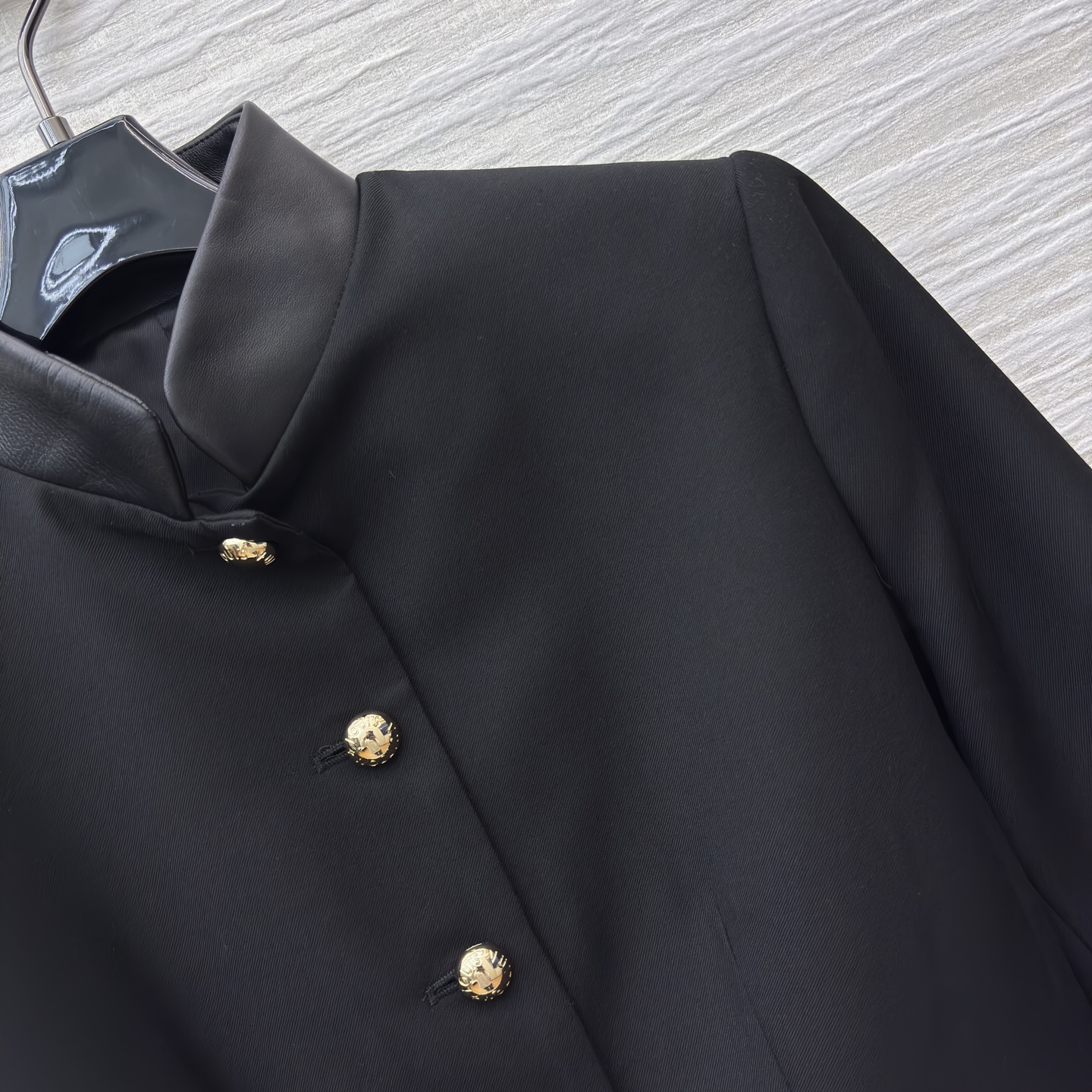 L家立领短款外套搭配阔腿裤 把质感与气场稳稳拿捏 黑色阔腿裤垂坠感满分 宽松版型藏肉又显腿长 同系列短款