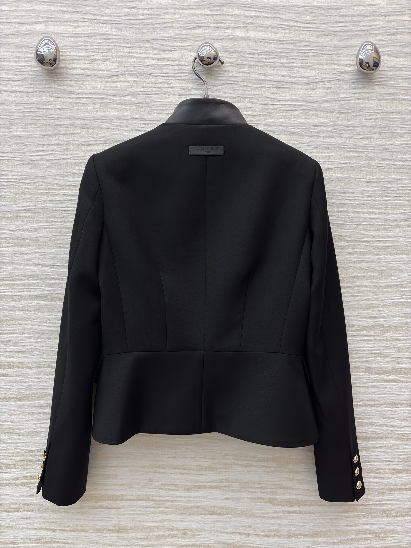 L家立领短款外套搭配阔腿裤 把质感与气场稳稳拿捏 黑色阔腿裤垂坠感满分 宽松版型藏肉又显腿长 同系列短款