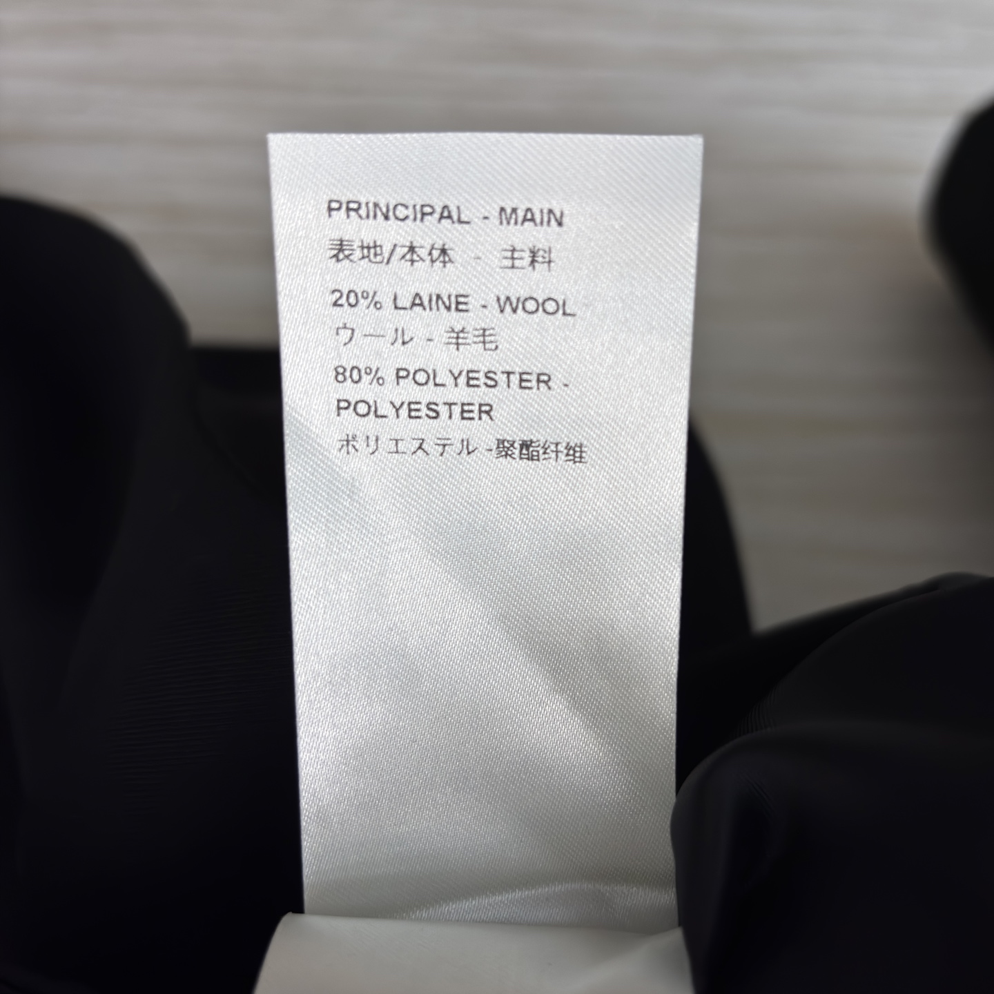 L家立领短款外套搭配阔腿裤 把质感与气场稳稳拿捏 黑色阔腿裤垂坠感满分 宽松版型藏肉又显腿长 同系列短款