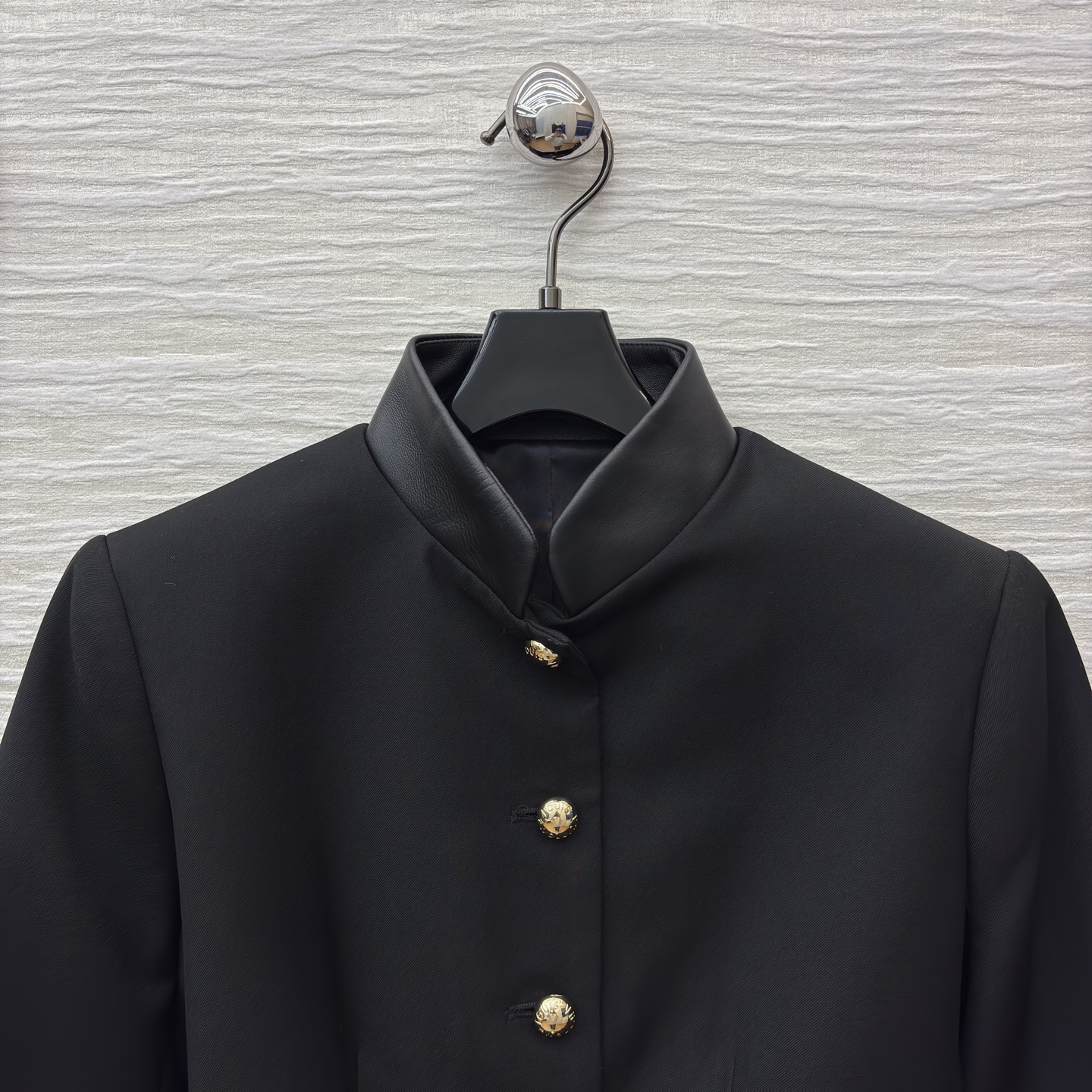 L家立领短款外套搭配阔腿裤 把质感与气场稳稳拿捏 黑色阔腿裤垂坠感满分 宽松版型藏肉又显腿长 同系列短款