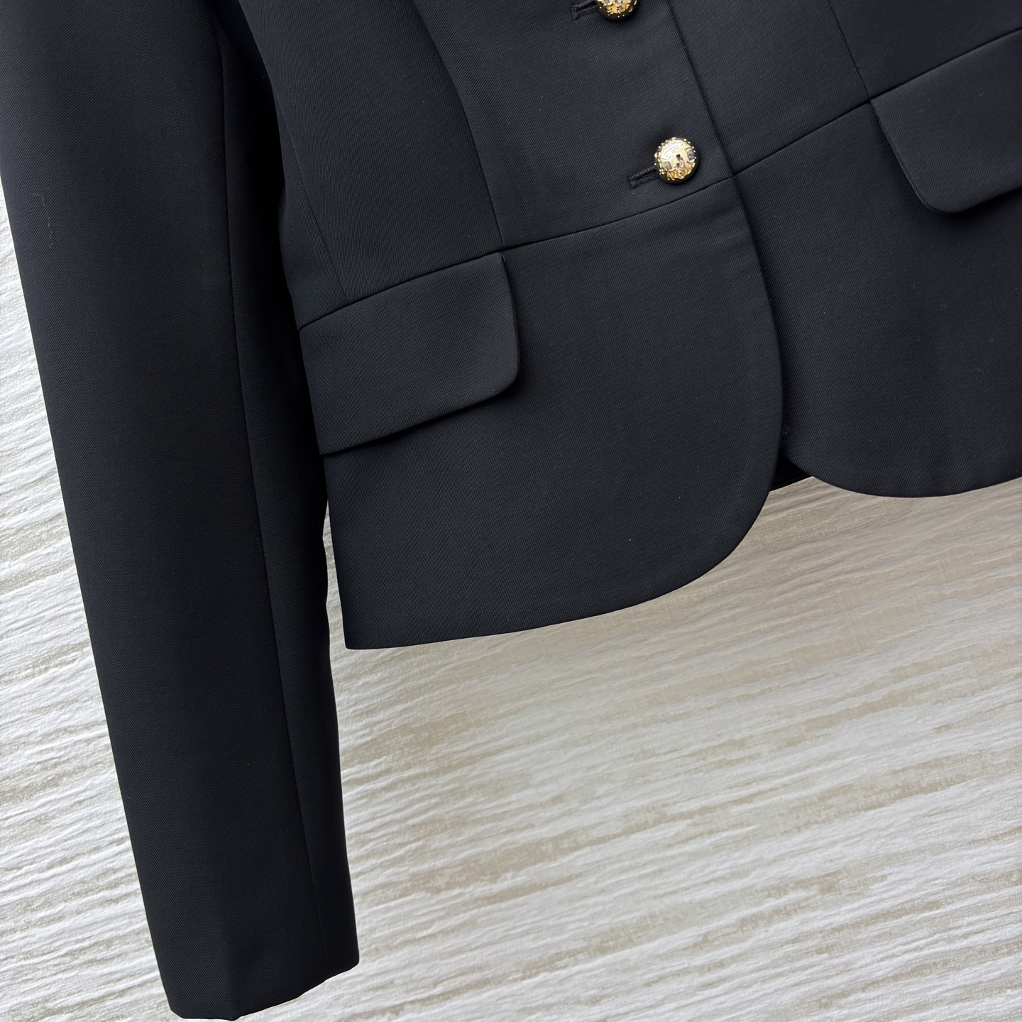 L家立领短款外套搭配阔腿裤 把质感与气场稳稳拿捏 黑色阔腿裤垂坠感满分 宽松版型藏肉又显腿长 同系列短款