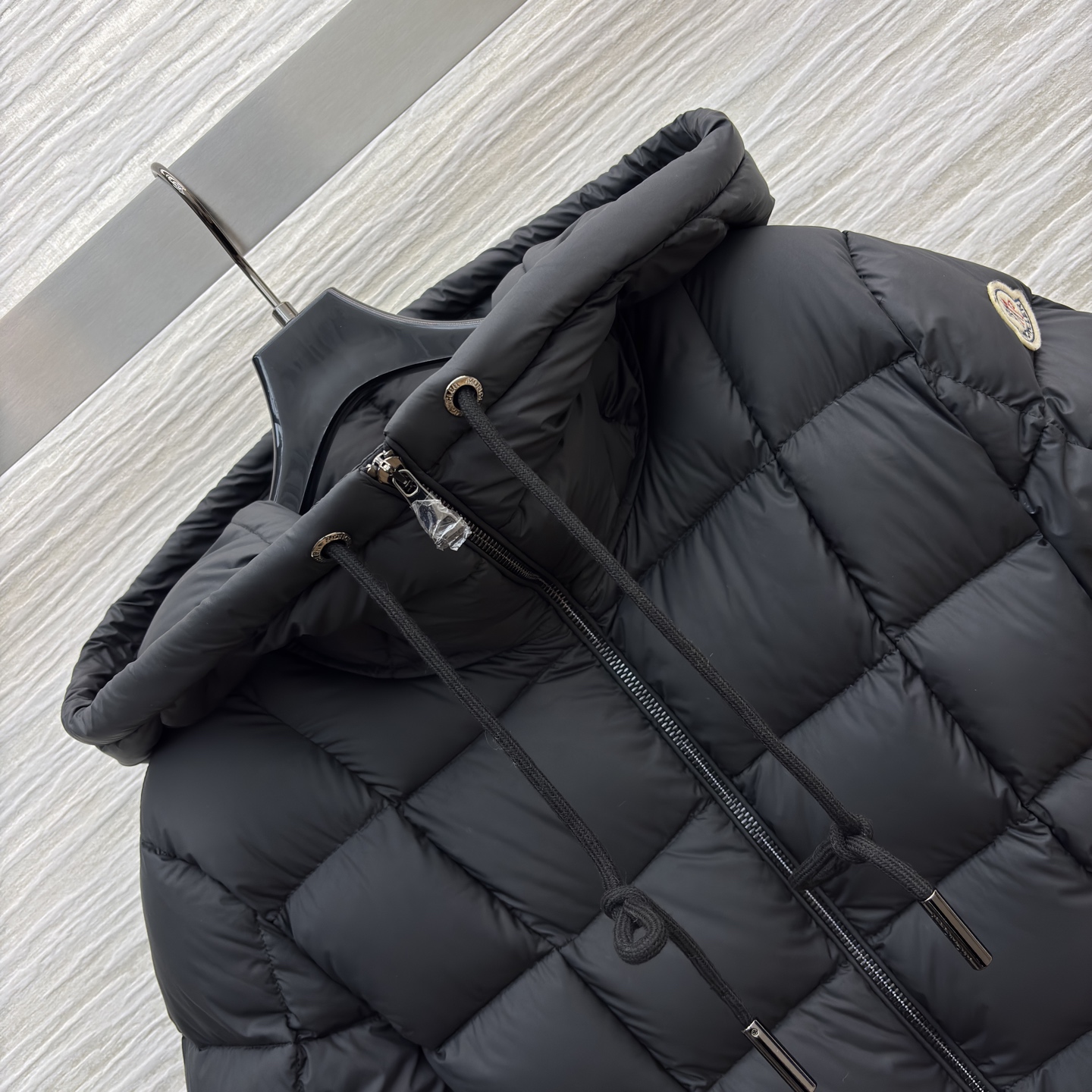 Mo长款羽绒服 太戳秋冬审美了！连帽抽绳腰的设计 暖得很还能掐出腰线 低调显贵的松弛感 冷风天裹上它 温