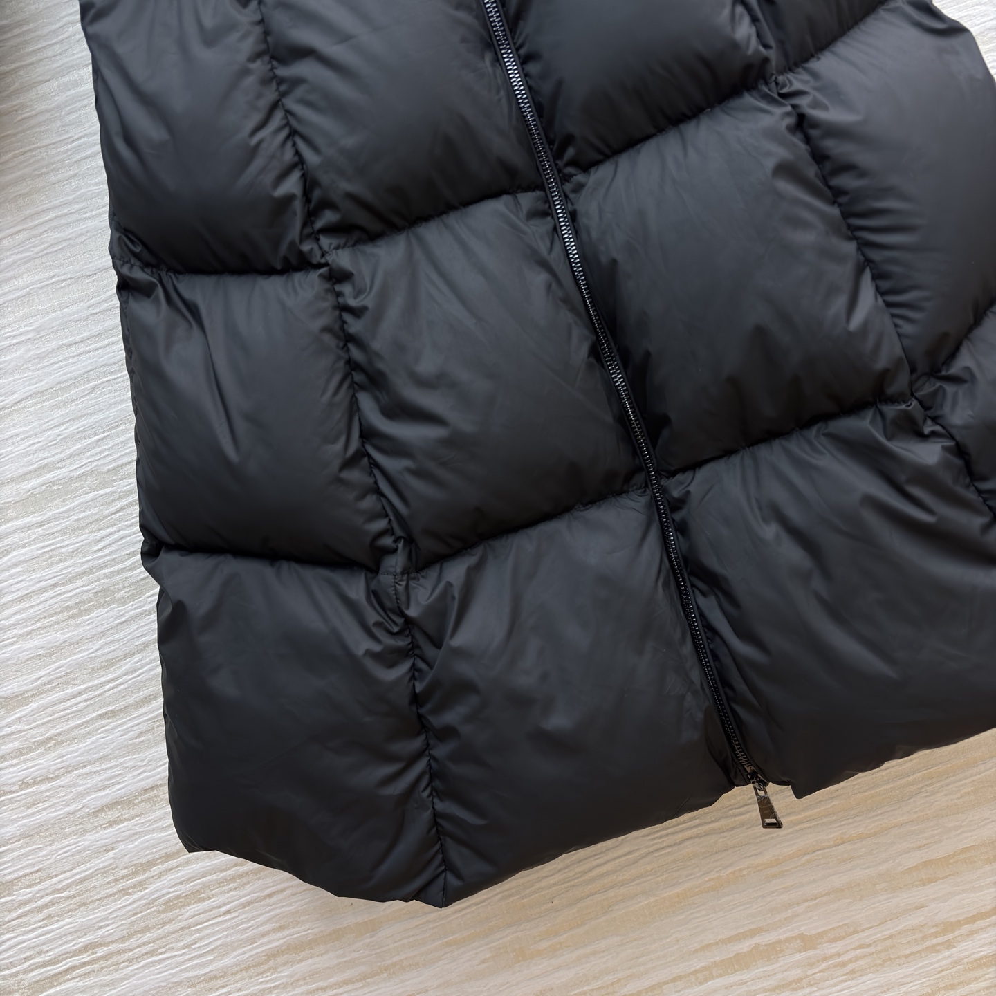 Mo长款羽绒服 太戳秋冬审美了！连帽抽绳腰的设计 暖得很还能掐出腰线 低调显贵的松弛感 冷风天裹上它 温