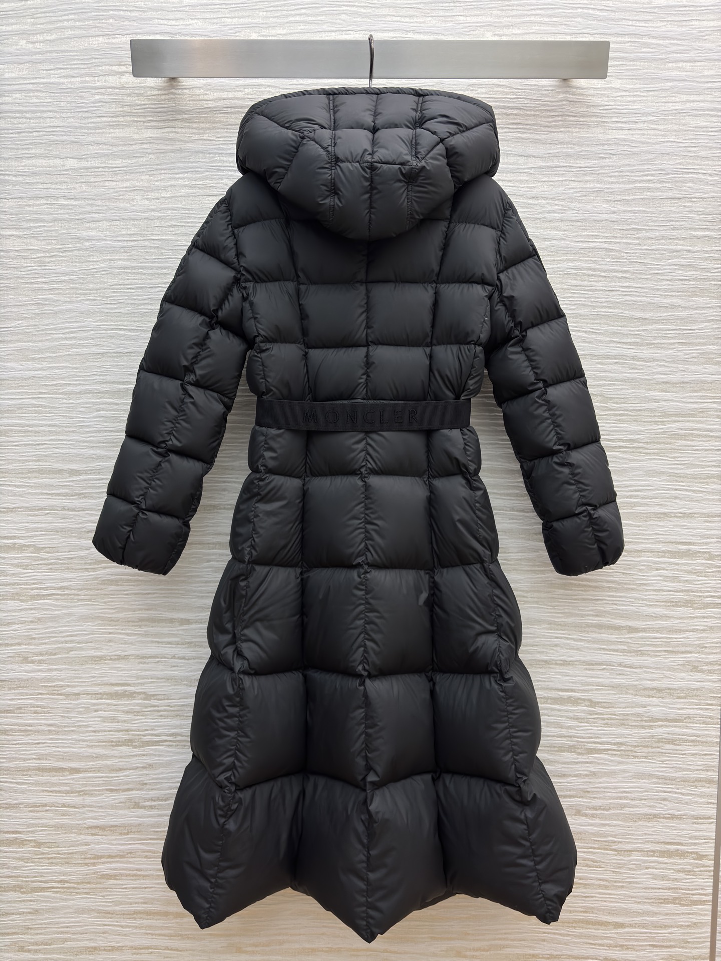 Mo长款羽绒服 太戳秋冬审美了！连帽抽绳腰的设计 暖得很还能掐出腰线 低调显贵的松弛感 冷风天裹上它 温