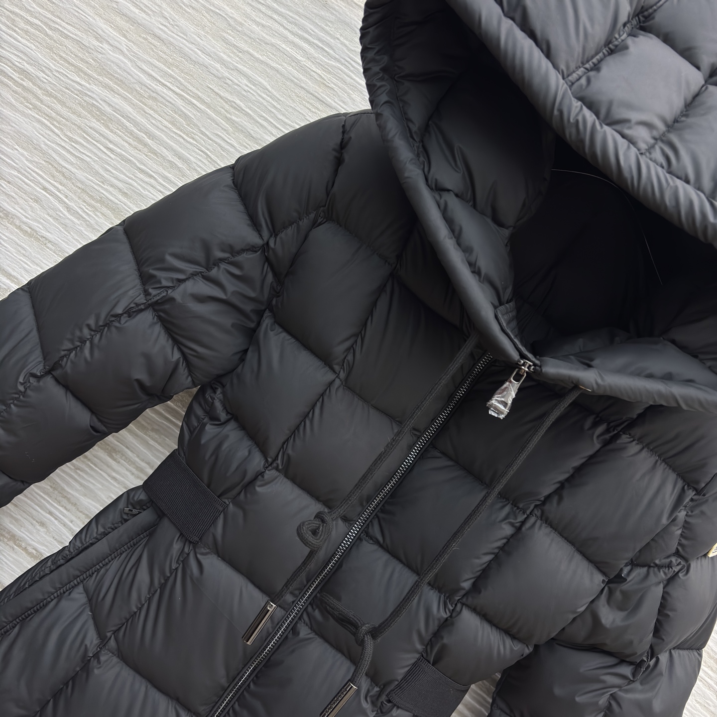 Mo长款羽绒服 太戳秋冬审美了！连帽抽绳腰的设计 暖得很还能掐出腰线 低调显贵的松弛感 冷风天裹上它 温