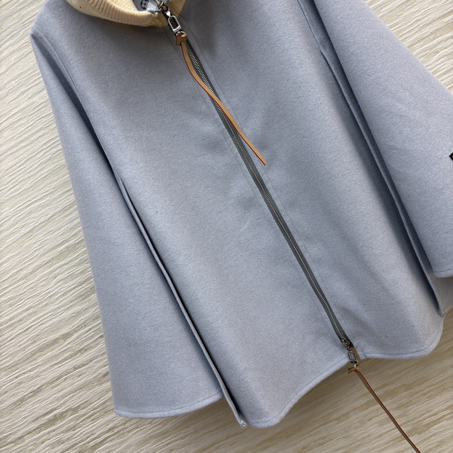 L家撞色连帽斗篷 是秋冬里揉进温柔的松弛感 拉链细节和内搭印花悄悄藏了精致 冷天也能优雅得毫不费力 SM