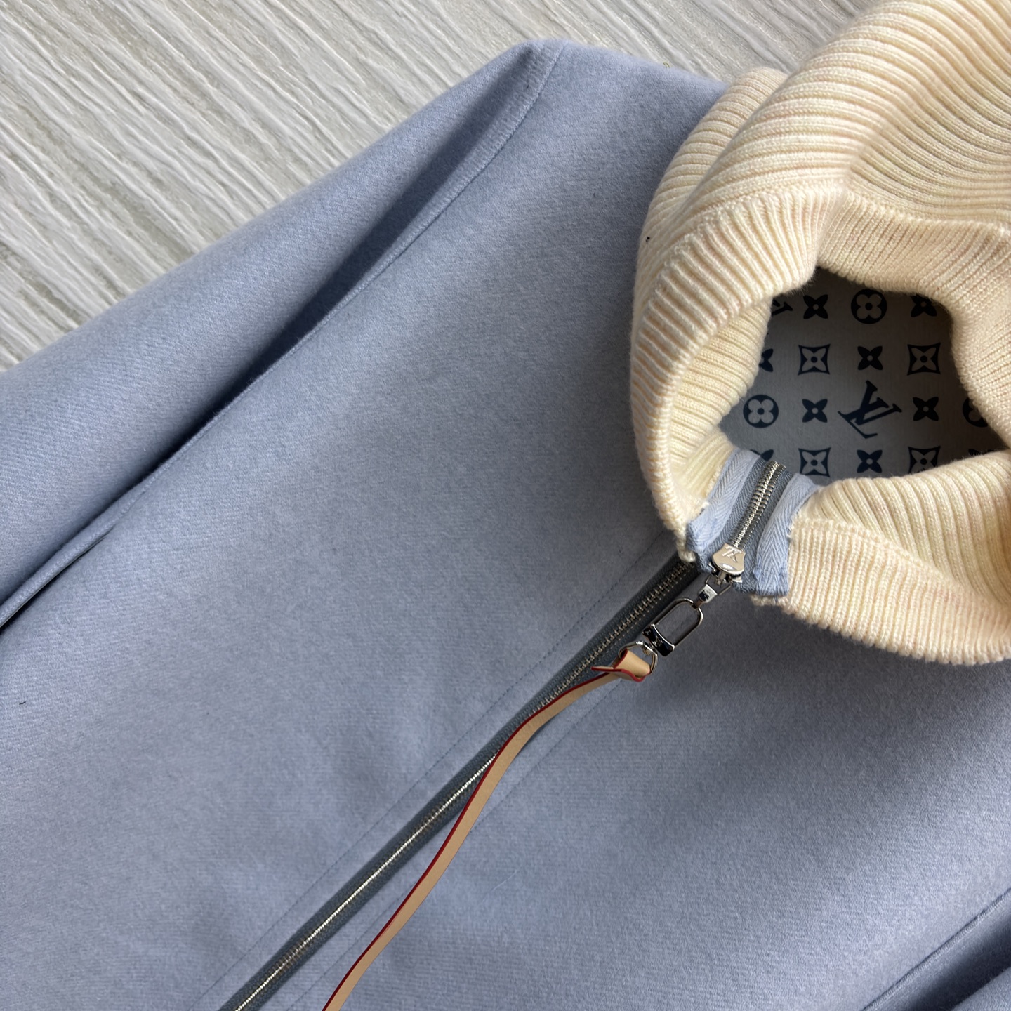 L家撞色连帽斗篷 是秋冬里揉进温柔的松弛感 拉链细节和内搭印花悄悄藏了精致 冷天也能优雅得毫不费力 SM