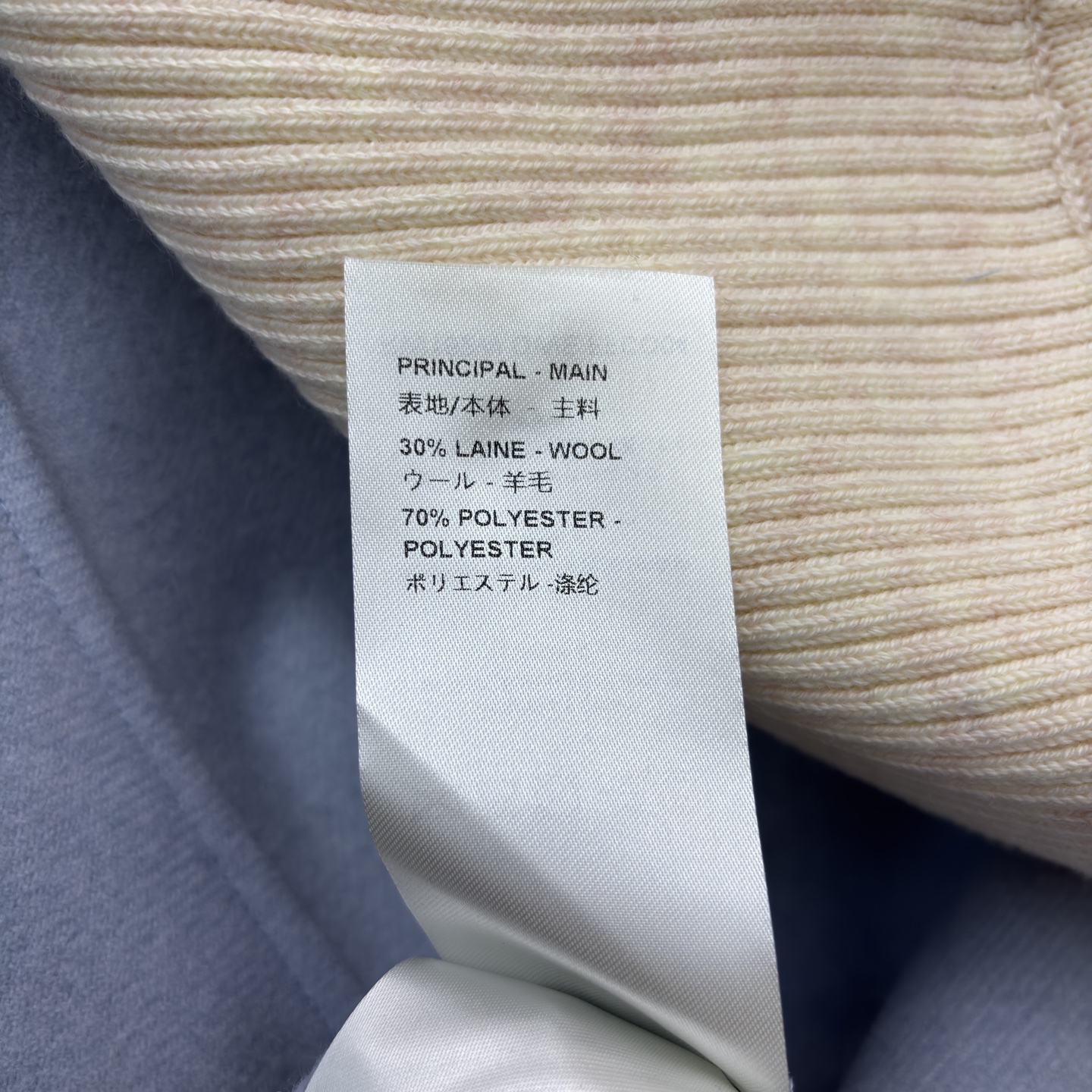 L家撞色连帽斗篷 是秋冬里揉进温柔的松弛感 拉链细节和内搭印花悄悄藏了精致 冷天也能优雅得毫不费力 SM