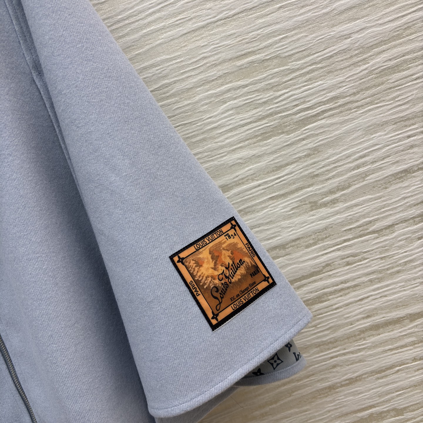 L家撞色连帽斗篷 是秋冬里揉进温柔的松弛感 拉链细节和内搭印花悄悄藏了精致 冷天也能优雅得毫不费力 SM