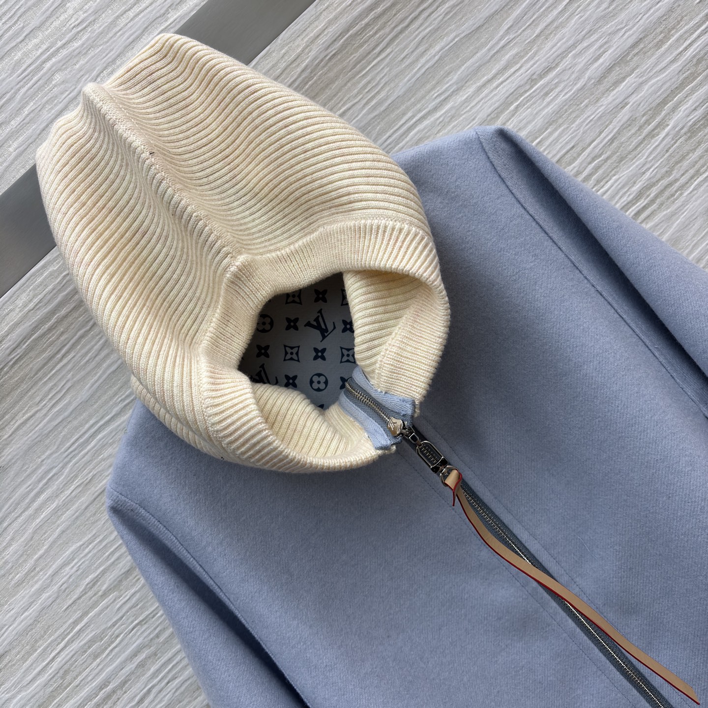 L家撞色连帽斗篷 是秋冬里揉进温柔的松弛感 拉链细节和内搭印花悄悄藏了精致 冷天也能优雅得毫不费力 SM