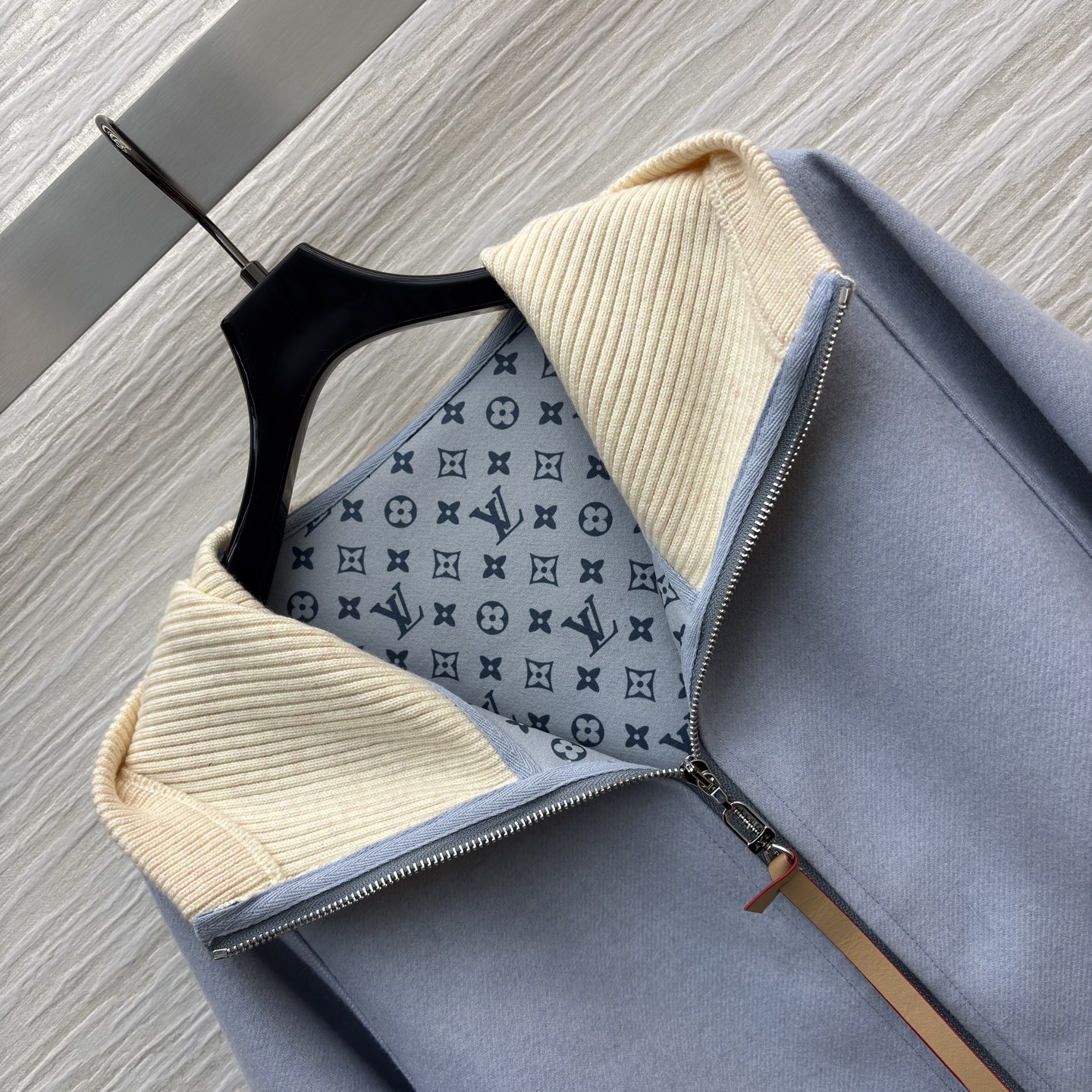 L家撞色连帽斗篷 是秋冬里揉进温柔的松弛感 拉链细节和内搭印花悄悄藏了精致 冷天也能优雅得毫不费力 SM