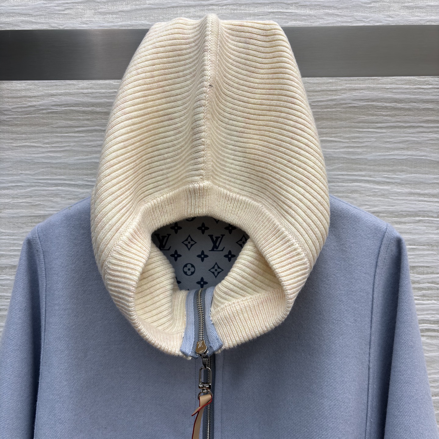 L家撞色连帽斗篷 是秋冬里揉进温柔的松弛感 拉链细节和内搭印花悄悄藏了精致 冷天也能优雅得毫不费力 SM