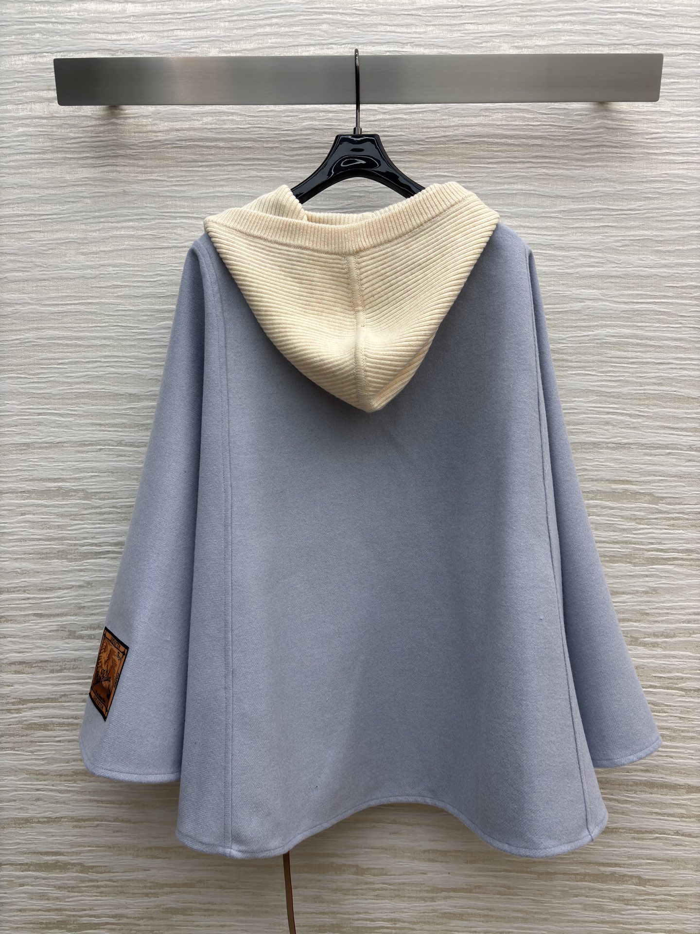 L家撞色连帽斗篷 是秋冬里揉进温柔的松弛感 拉链细节和内搭印花悄悄藏了精致 冷天也能优雅得毫不费力 SM