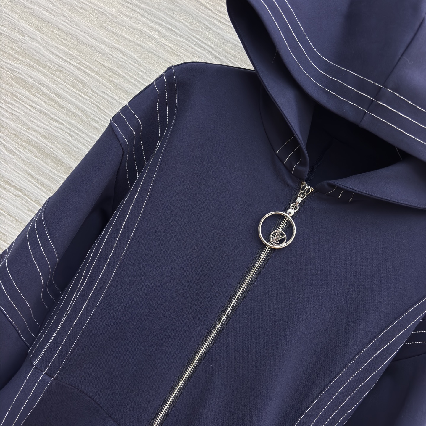 L家连帽拉链连衣裙 太会拿捏甜酷感了！明线设计戳中细节控 收腰伞摆刚好衬出松弛又利落的身形 裹上它出街 