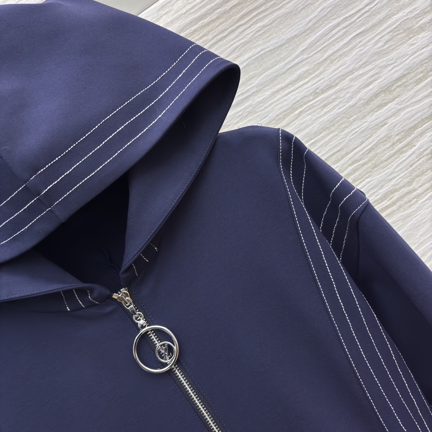 L家连帽拉链连衣裙 太会拿捏甜酷感了！明线设计戳中细节控 收腰伞摆刚好衬出松弛又利落的身形 裹上它出街 