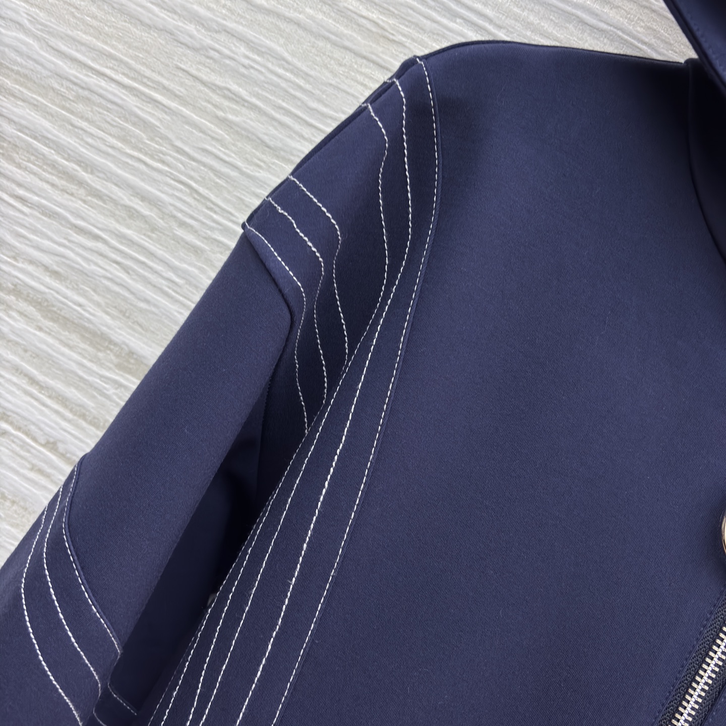 L家连帽拉链连衣裙 太会拿捏甜酷感了！明线设计戳中细节控 收腰伞摆刚好衬出松弛又利落的身形 裹上它出街 