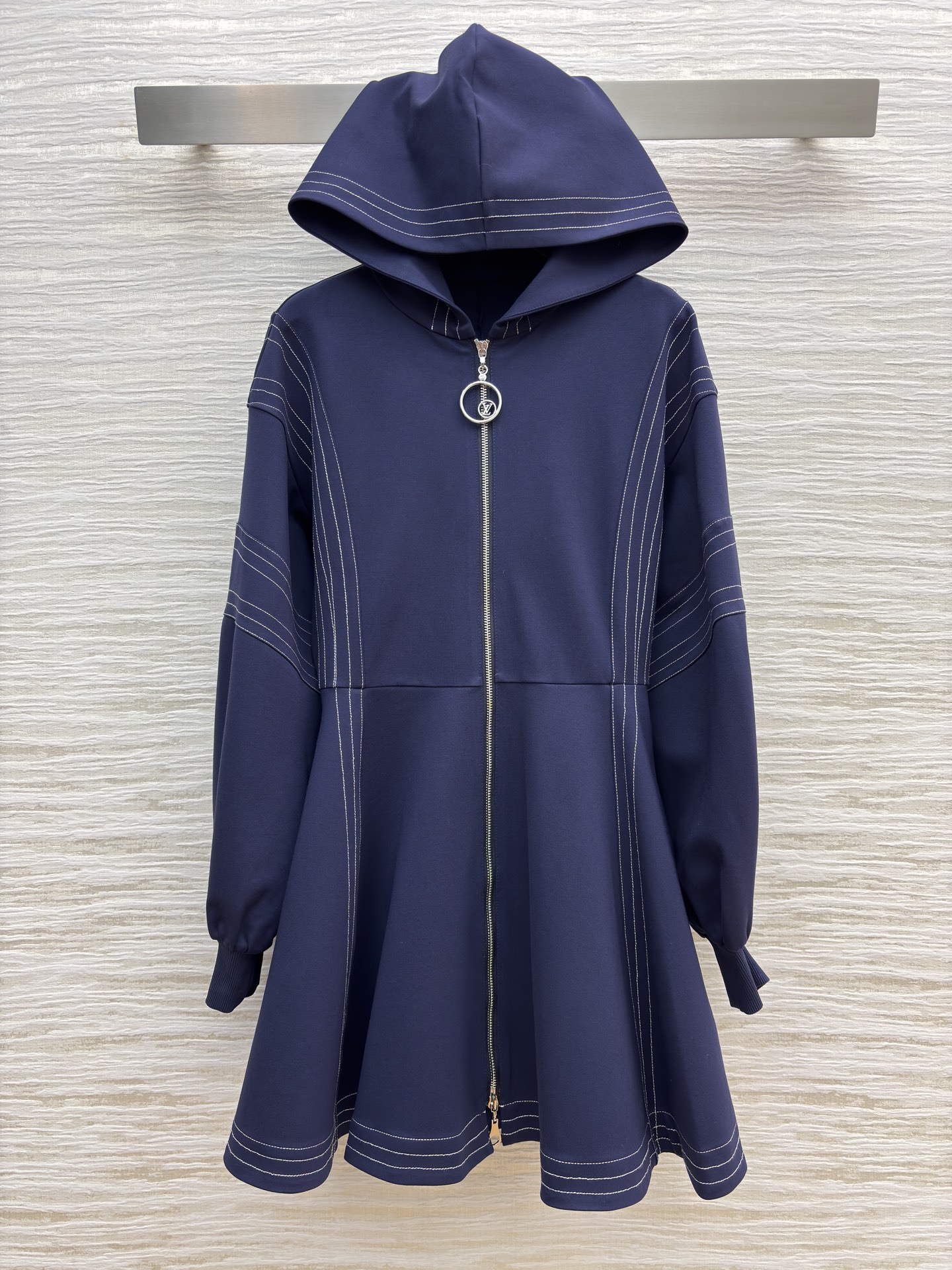 L家连帽拉链连衣裙 太会拿捏甜酷感了！明线设计戳中细节控 收腰伞摆刚好衬出松弛又利落的身形 裹上它出街 