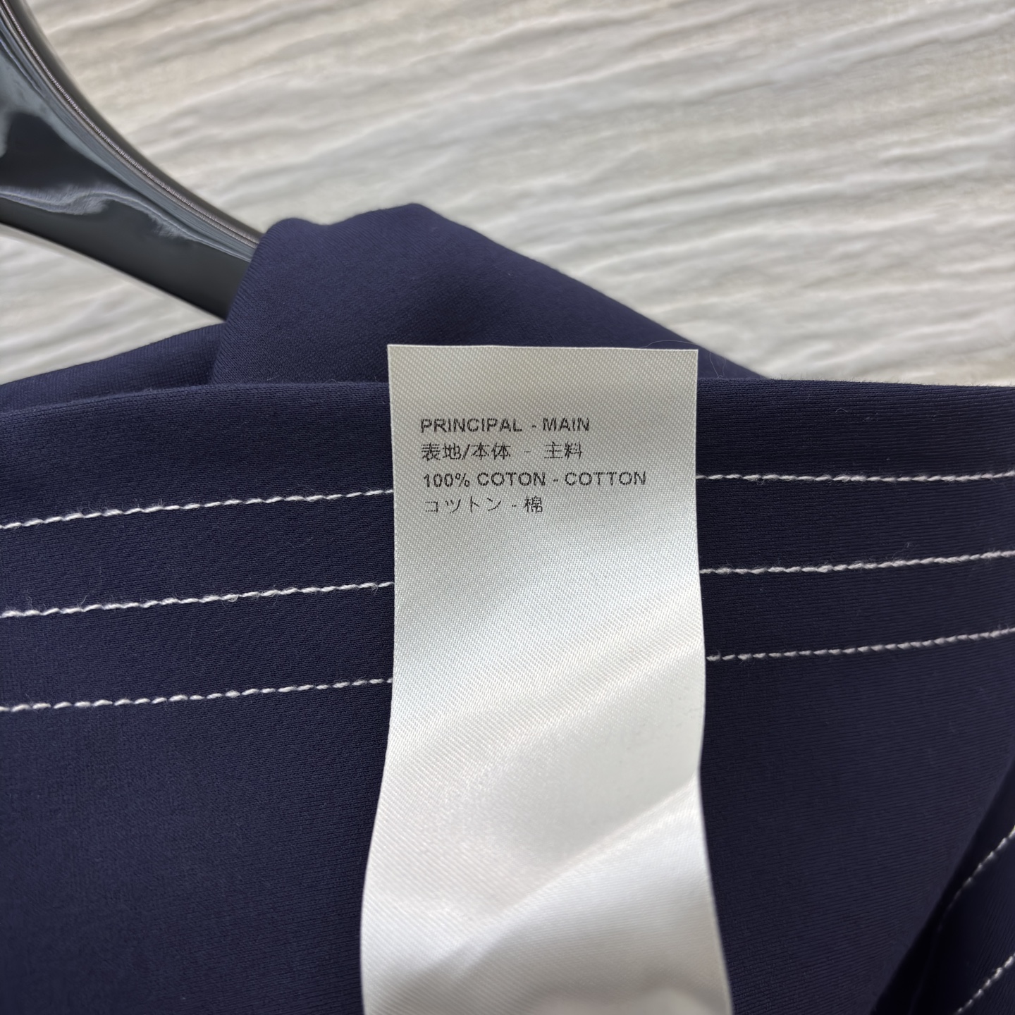 L家连帽拉链连衣裙 太会拿捏甜酷感了！明线设计戳中细节控 收腰伞摆刚好衬出松弛又利落的身形 裹上它出街 