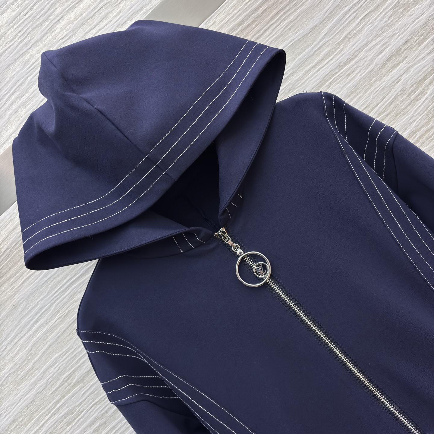 L家连帽拉链连衣裙 太会拿捏甜酷感了！明线设计戳中细节控 收腰伞摆刚好衬出松弛又利落的身形 裹上它出街 