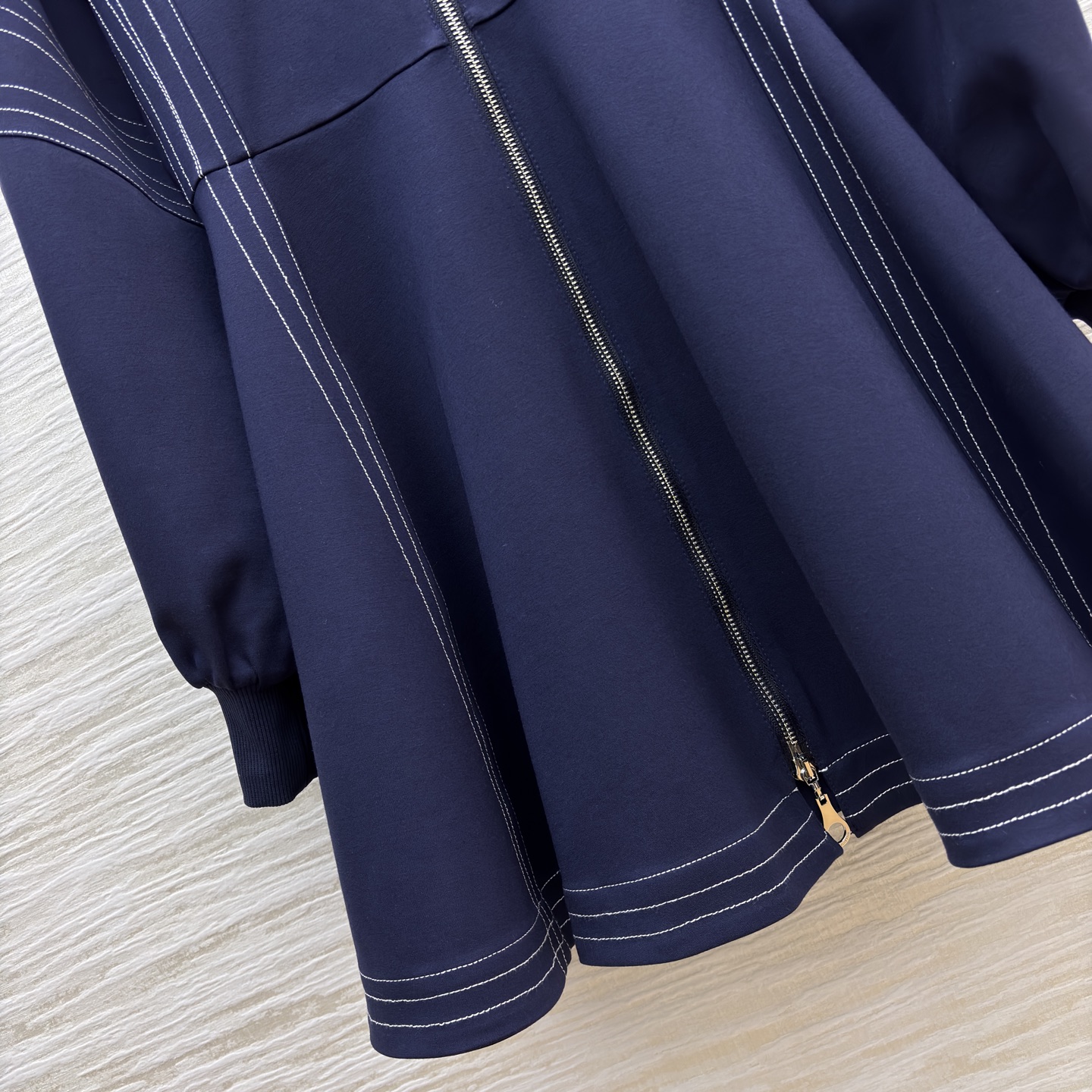 L家连帽拉链连衣裙 太会拿捏甜酷感了！明线设计戳中细节控 收腰伞摆刚好衬出松弛又利落的身形 裹上它出街 