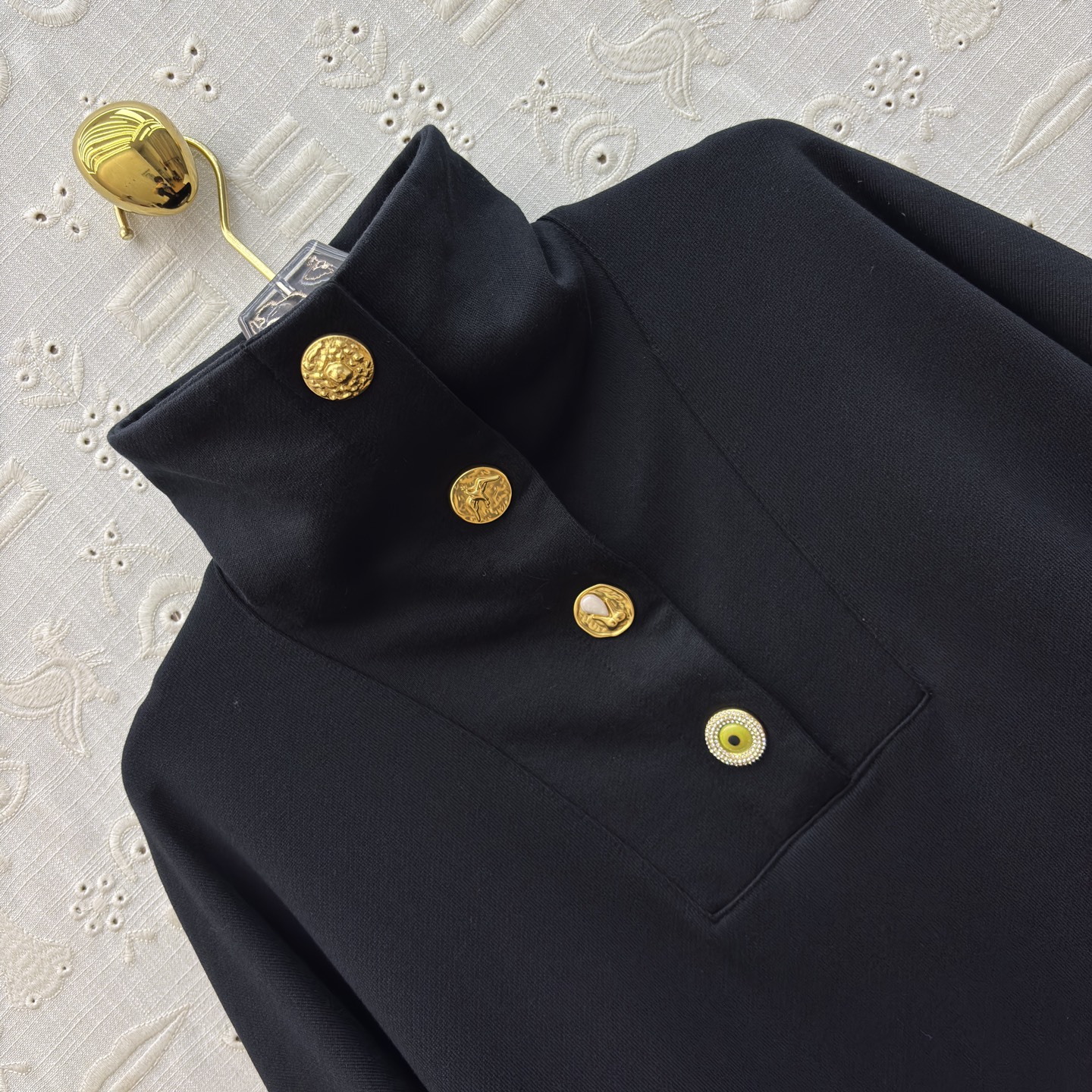 Sch 26早春 异形扣高领卫衣 半开扣设计 后背刺绣工艺 浅灰柔和纯黑经典 金色纽扣点缀领口 胸前口袋