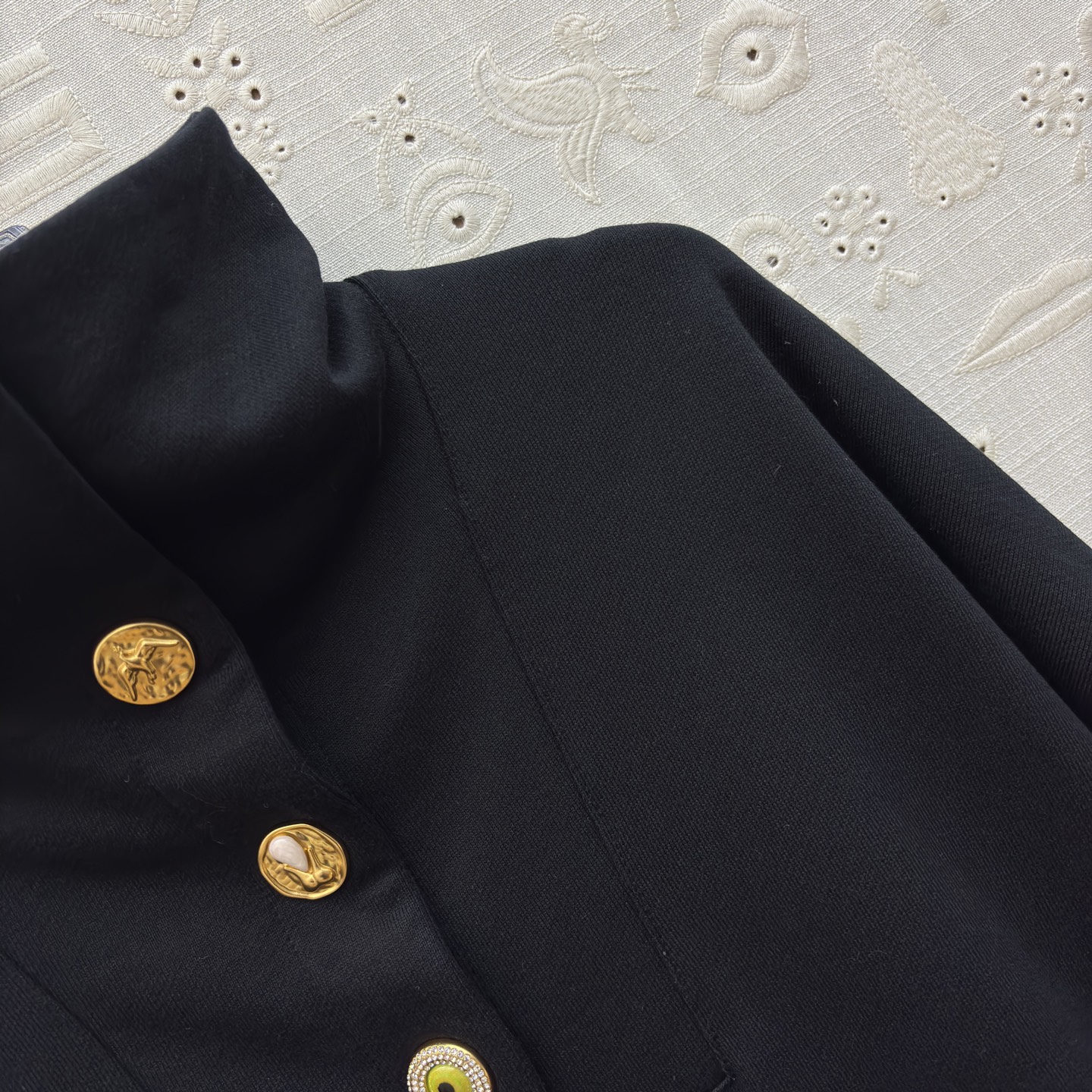 Sch 26早春 异形扣高领卫衣 半开扣设计 后背刺绣工艺 浅灰柔和纯黑经典 金色纽扣点缀领口 胸前口袋