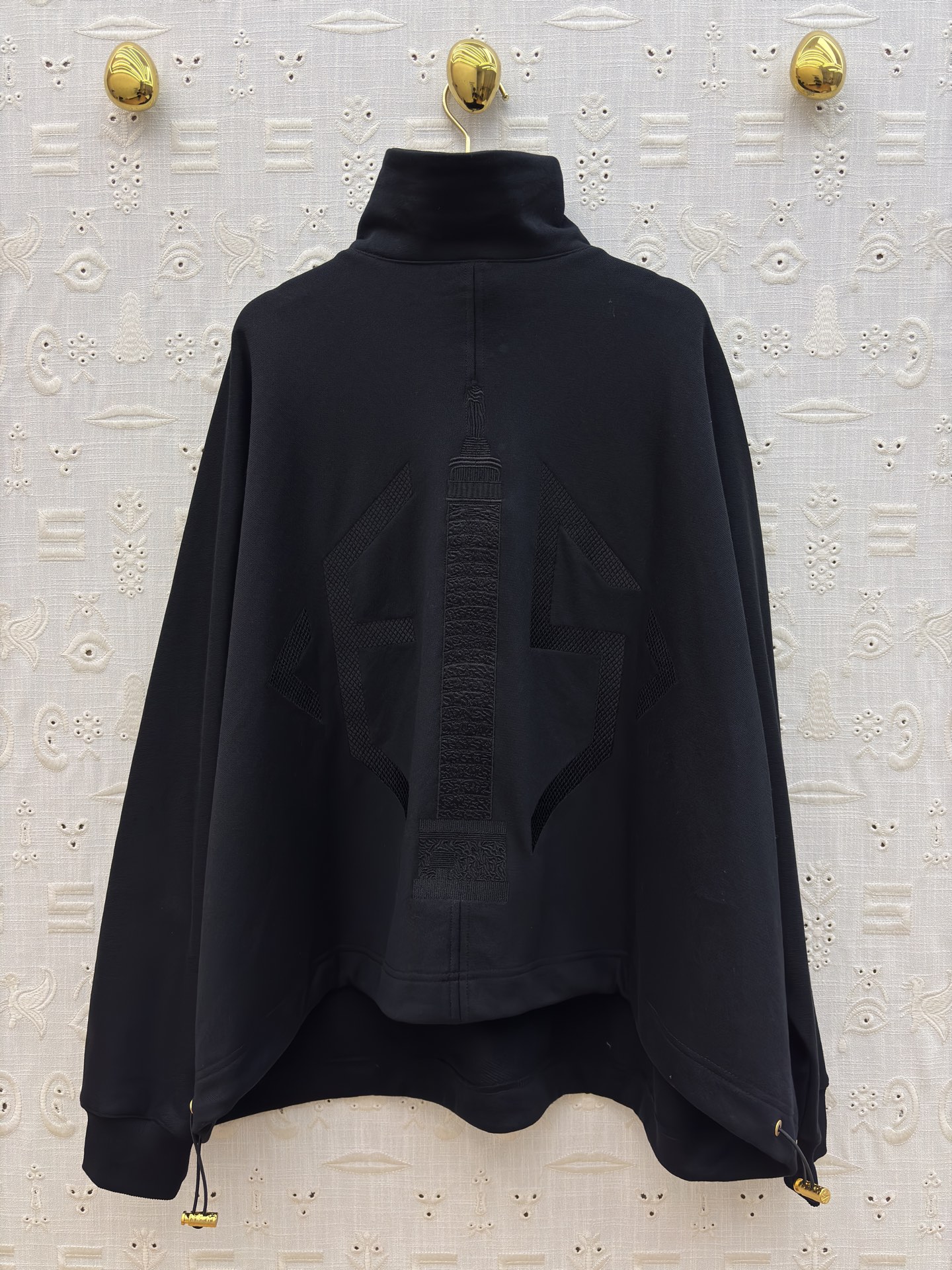 Sch 26早春 异形扣高领卫衣 半开扣设计 后背刺绣工艺 浅灰柔和纯黑经典 金色纽扣点缀领口 胸前口袋