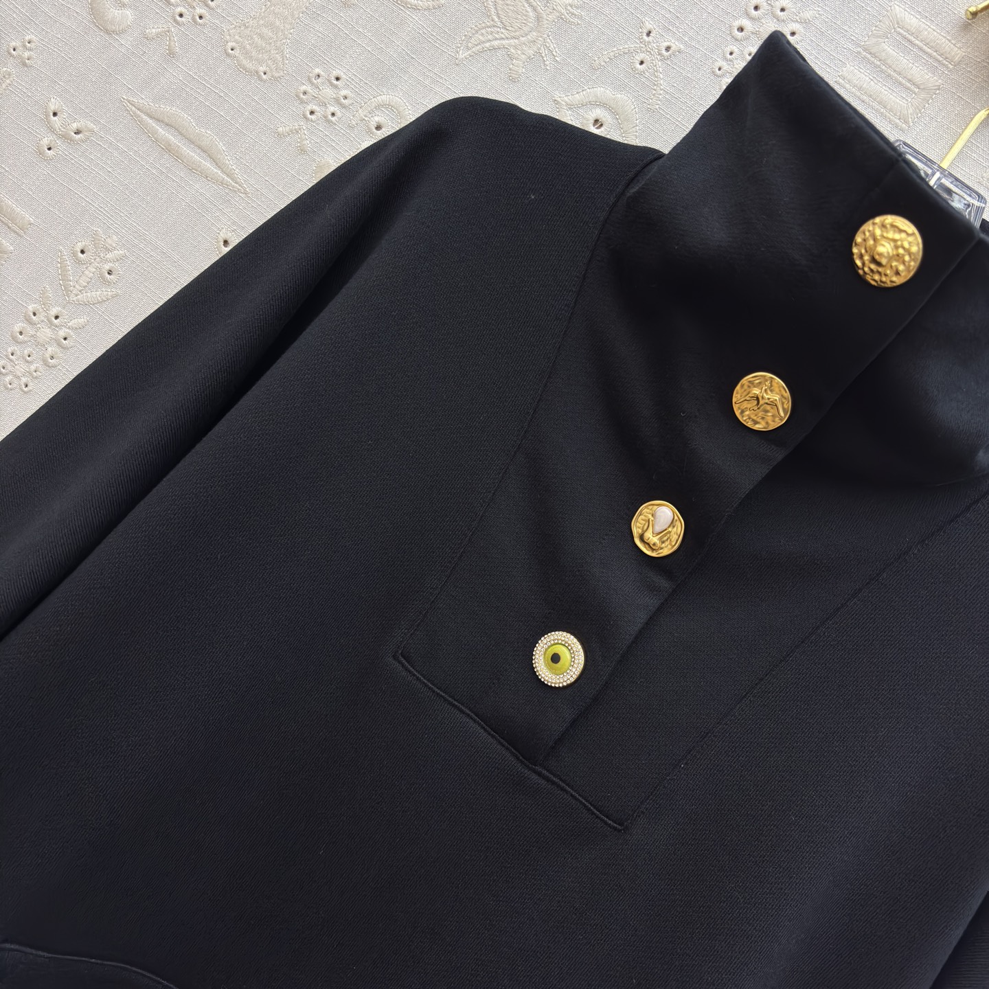 Sch 26早春 异形扣高领卫衣 半开扣设计 后背刺绣工艺 浅灰柔和纯黑经典 金色纽扣点缀领口 胸前口袋