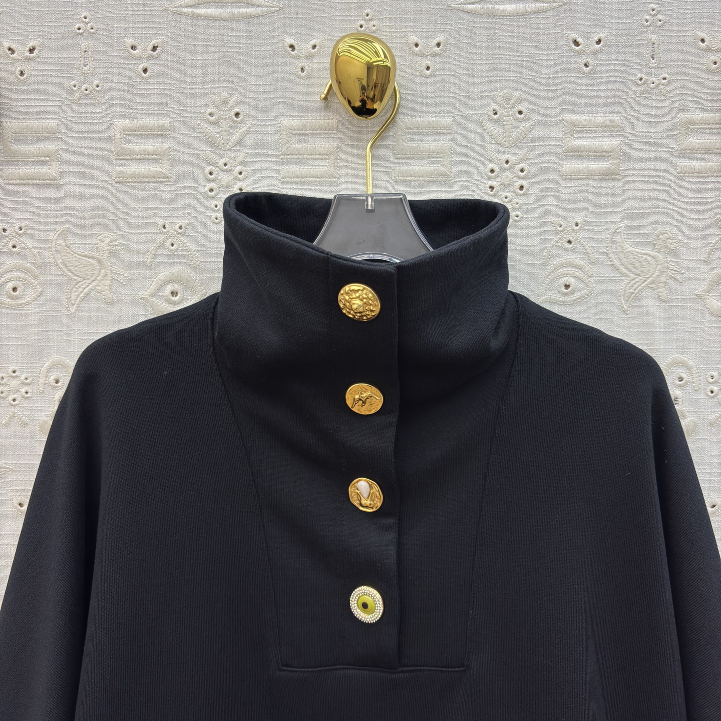 Sch 26早春 异形扣高领卫衣 半开扣设计 后背刺绣工艺 浅灰柔和纯黑经典 金色纽扣点缀领口 胸前口袋