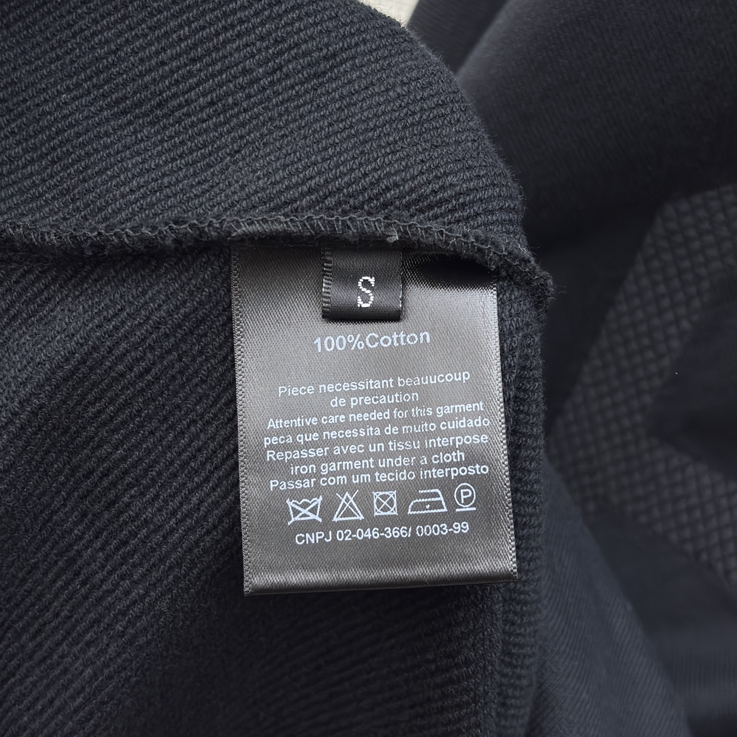 Sch 26早春 异形扣高领卫衣 半开扣设计 后背刺绣工艺 浅灰柔和纯黑经典 金色纽扣点缀领口 胸前口袋