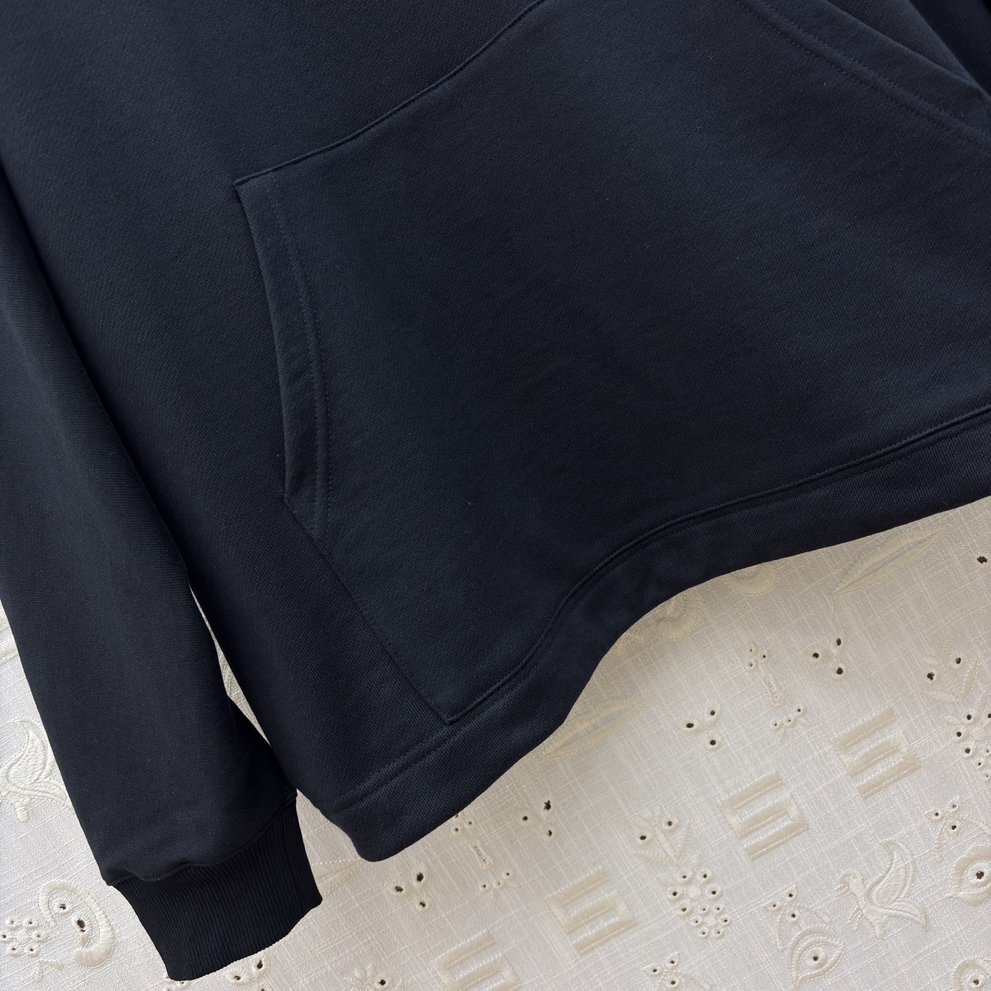 Sch 26早春 异形扣高领卫衣 半开扣设计 后背刺绣工艺 浅灰柔和纯黑经典 金色纽扣点缀领口 胸前口袋