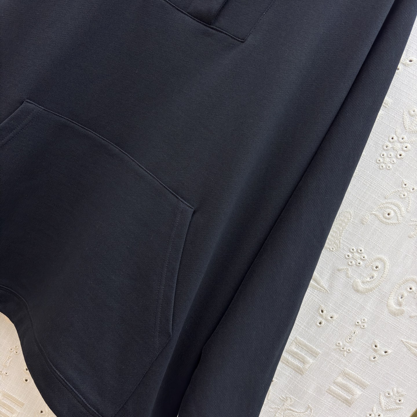 Sch 26早春 异形扣高领卫衣 半开扣设计 后背刺绣工艺 浅灰柔和纯黑经典 金色纽扣点缀领口 胸前口袋