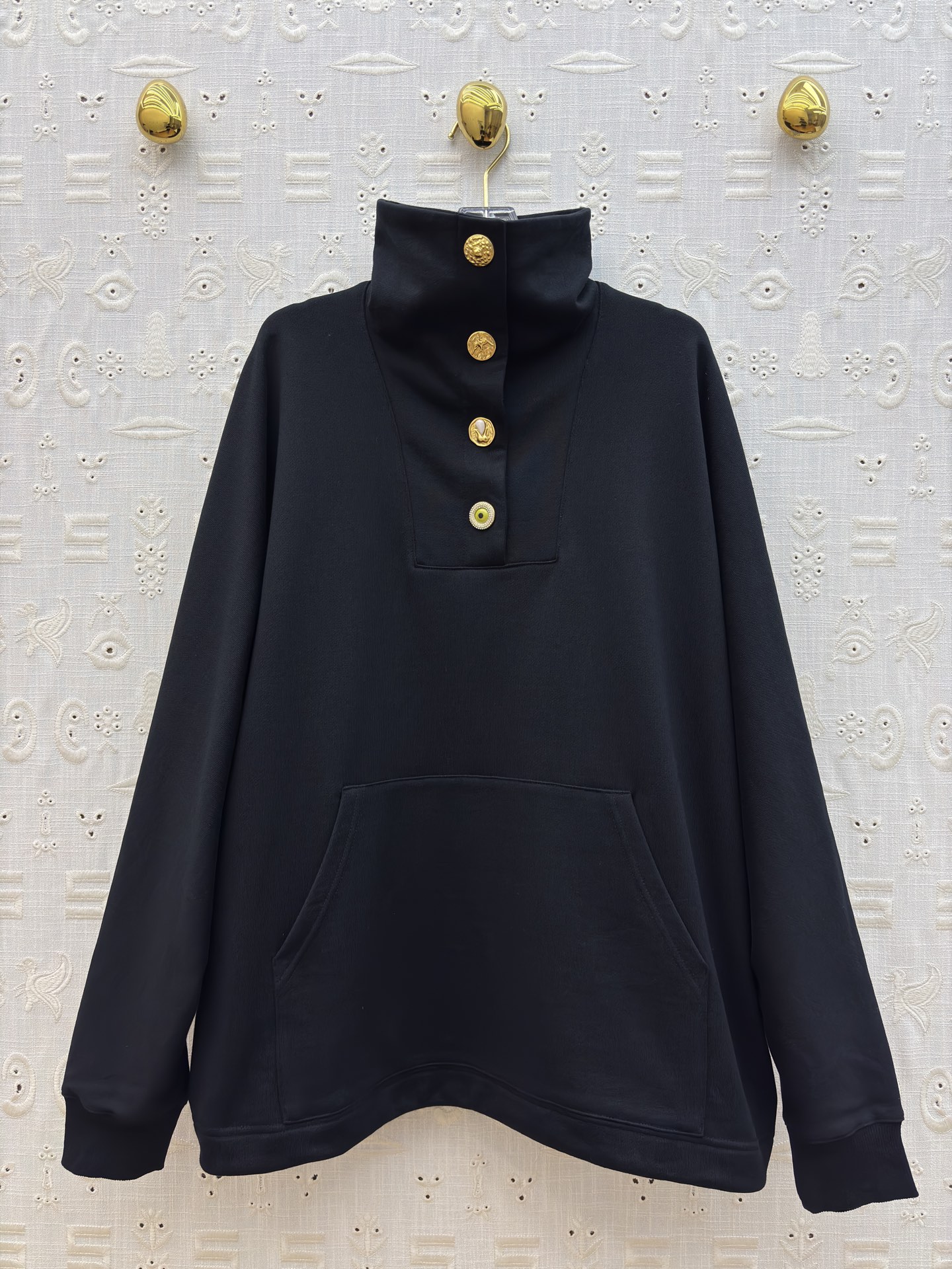 Sch 26早春 异形扣高领卫衣 半开扣设计 后背刺绣工艺 浅灰柔和纯黑经典 金色纽扣点缀领口 胸前口袋